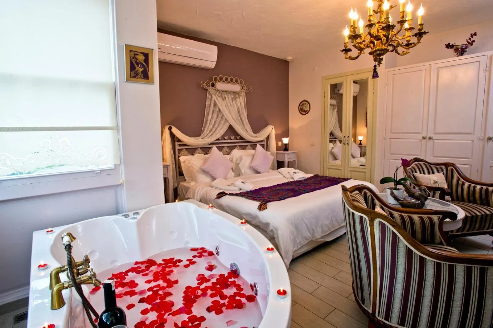Photo of the whole room, Bed in Alaçatı Sultan Konak Butik Otel ℳℛ Luxury Concept
