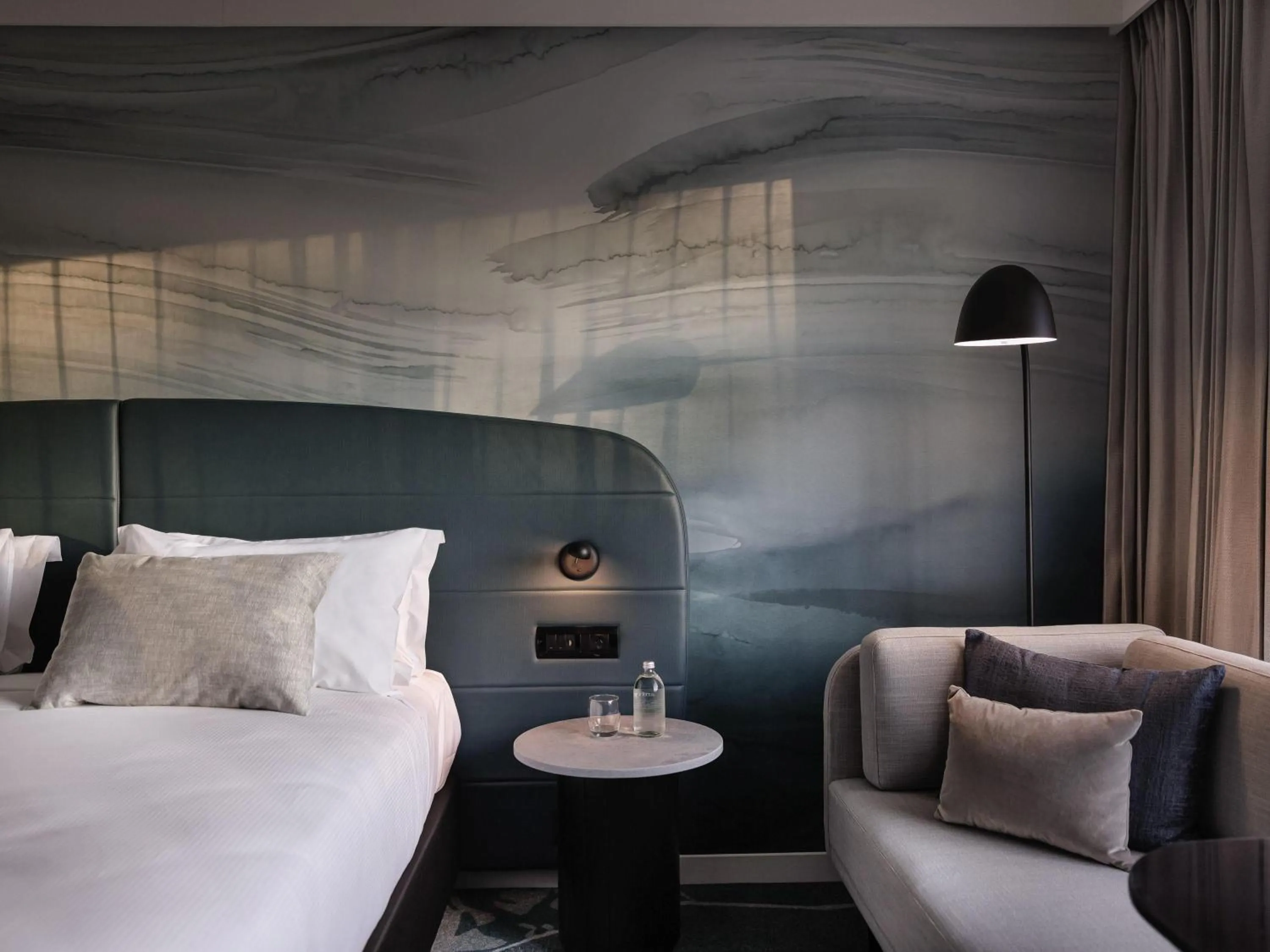 Bedroom, Bed in Novotel Tainui Hamilton