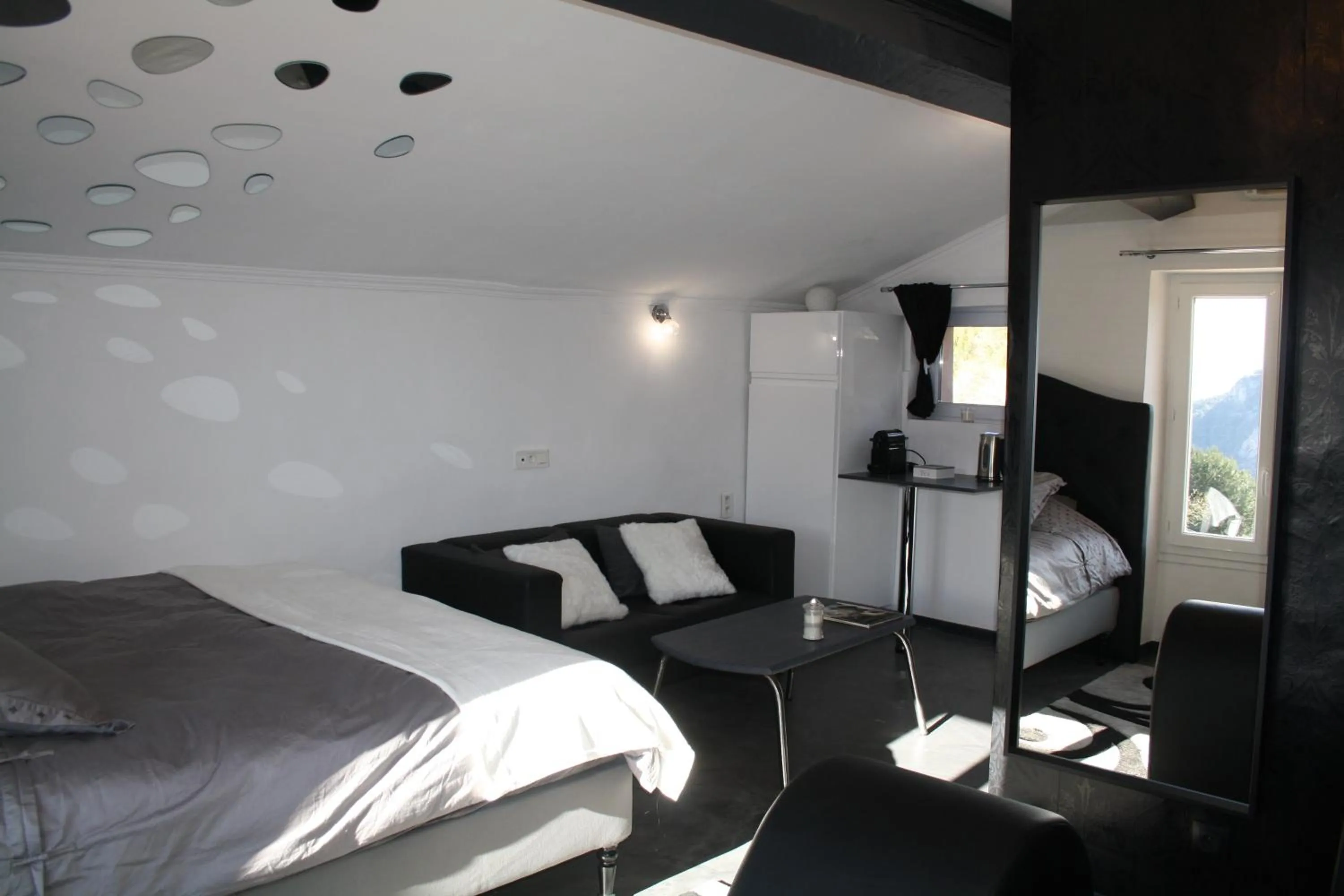 Photo of the whole room in LA PARENTHESE AMOUREUSE