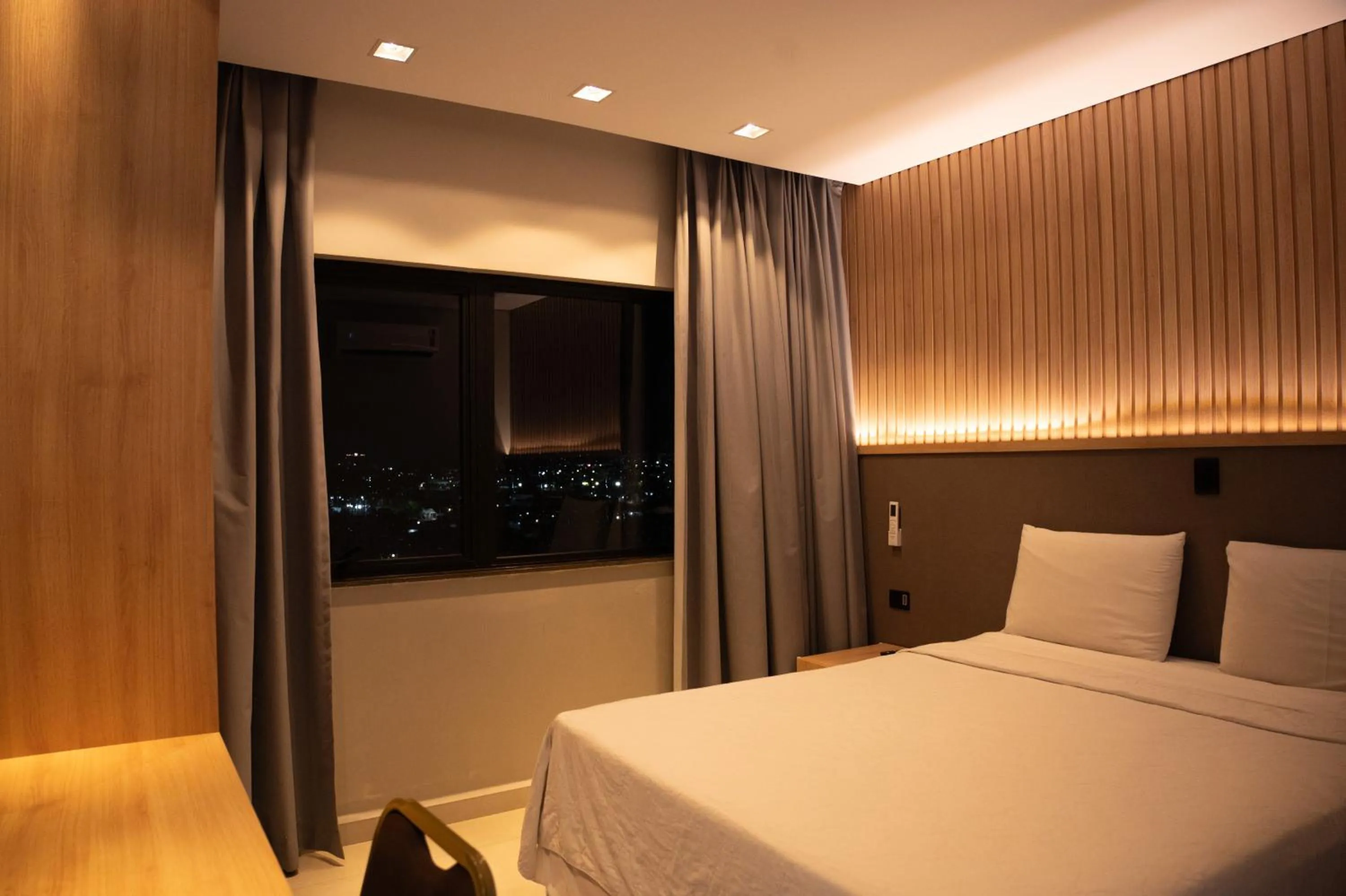 Bedroom, Bed in Golden Plaza Hotel