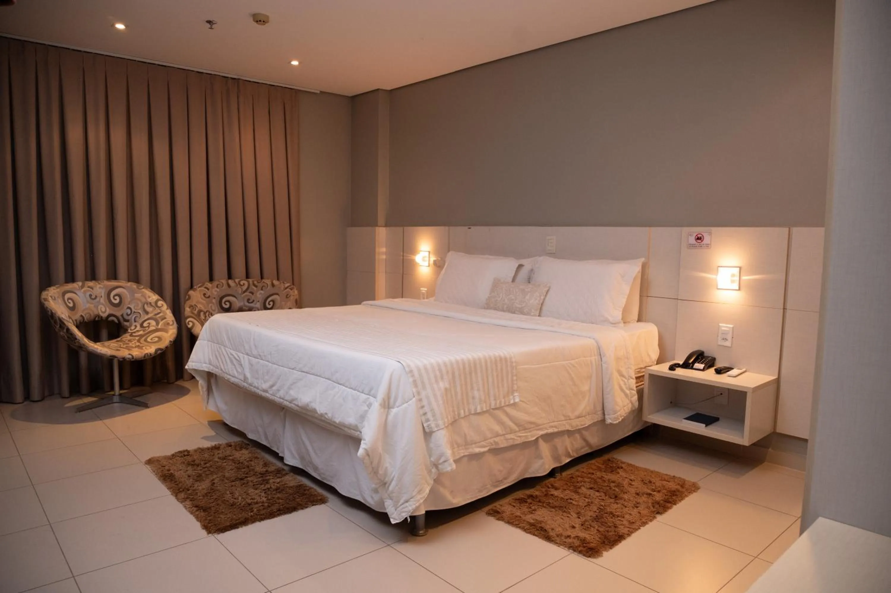 Bed in Golden Plaza Hotel