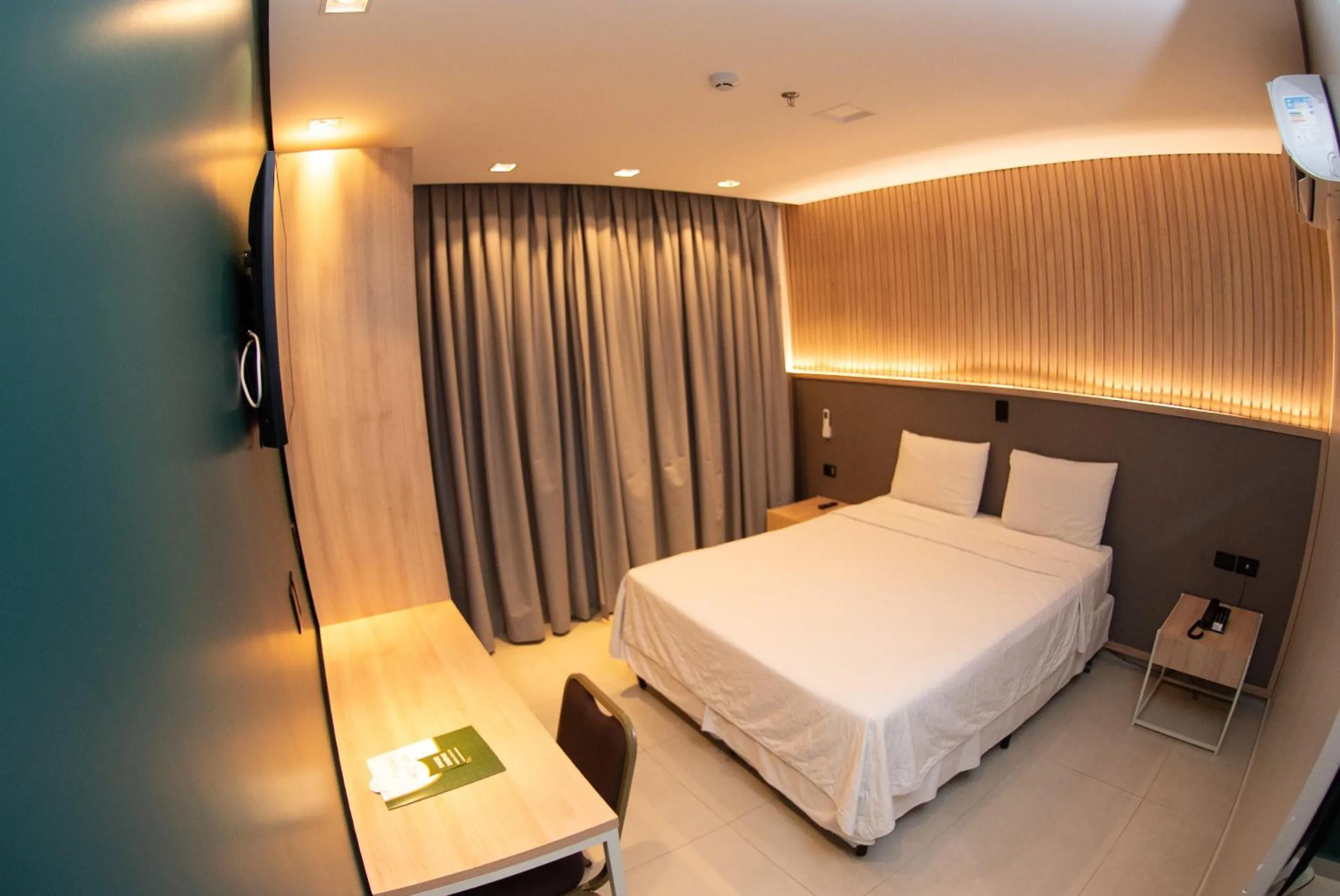 Bedroom, Bed in Golden Plaza Hotel