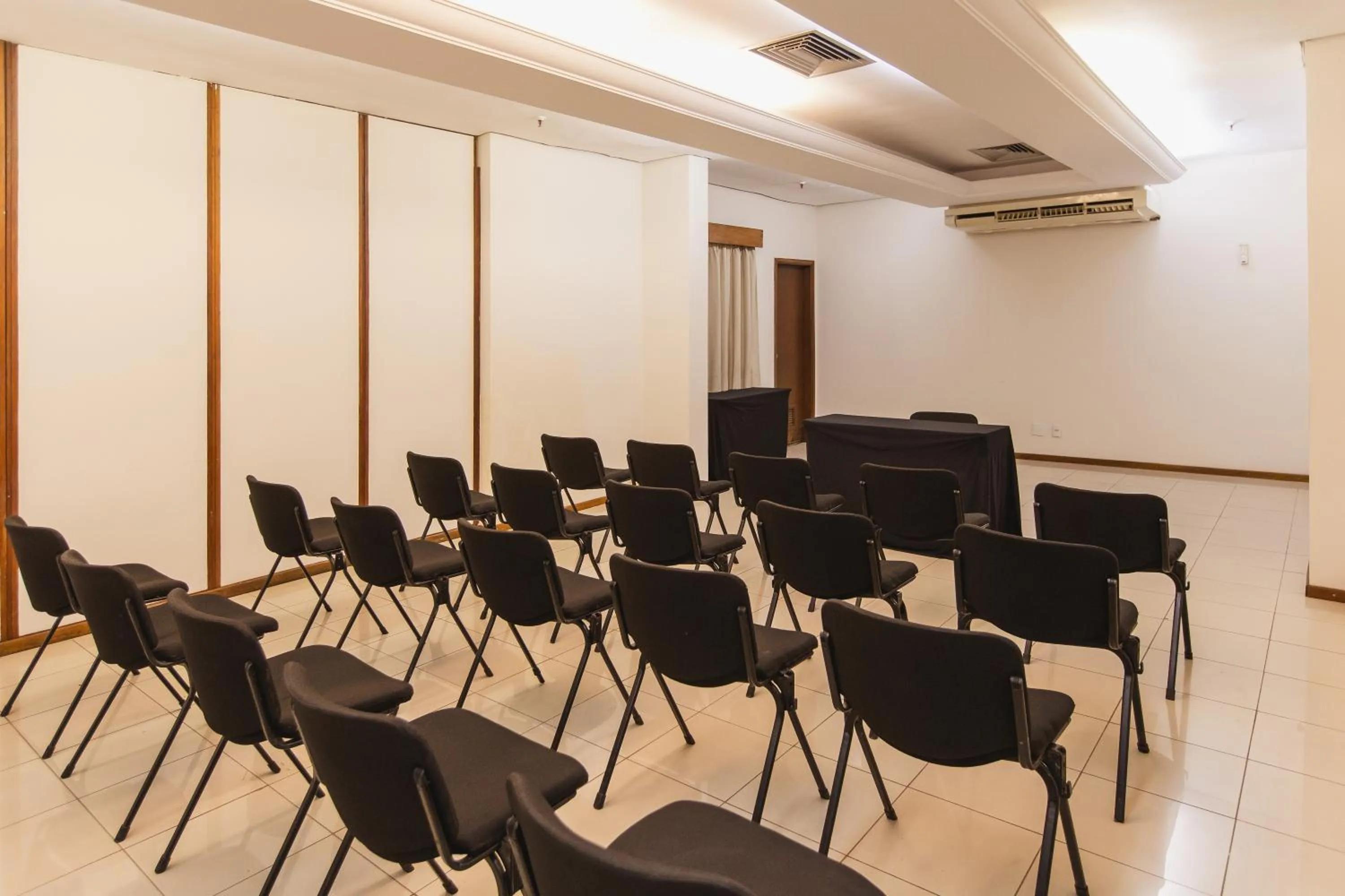 Meeting/conference room in Hotel Dan Inn São José do Rio Preto by Nacional Inn