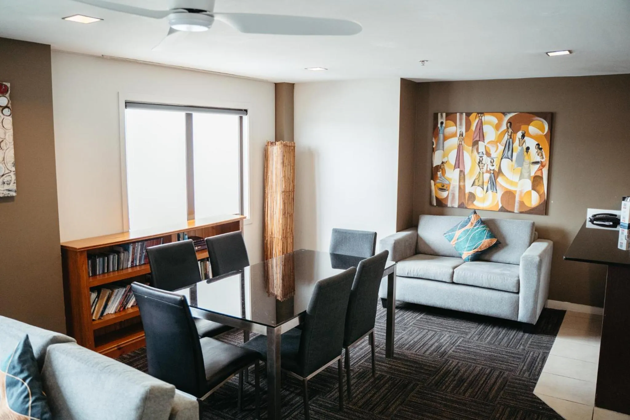 Dining area in Auckland City Hotel - Hobson St