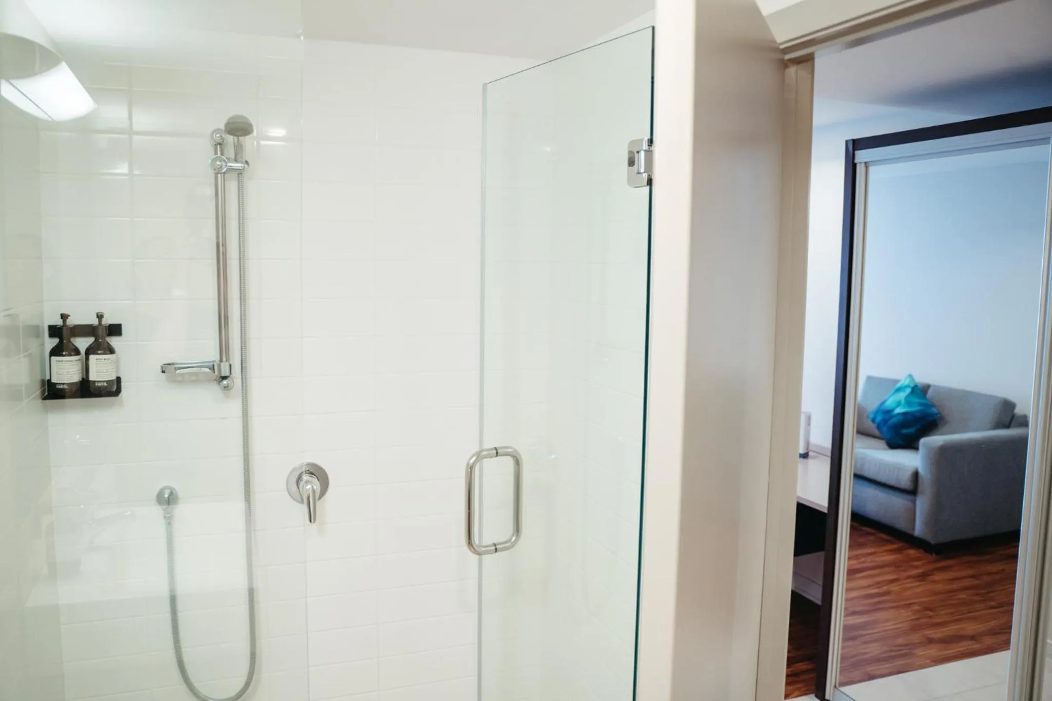 Shower in Auckland City Hotel - Hobson St