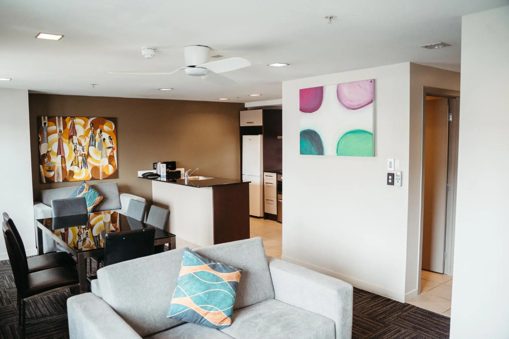 Living room in Auckland City Hotel - Hobson St