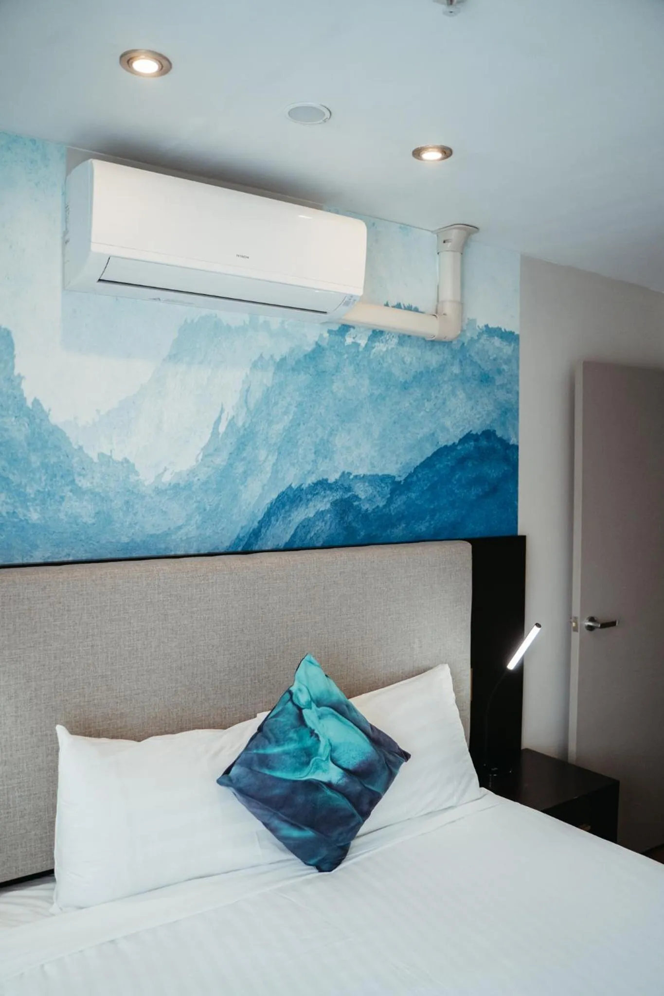 Bedroom, Bed in Auckland City Hotel - Hobson St