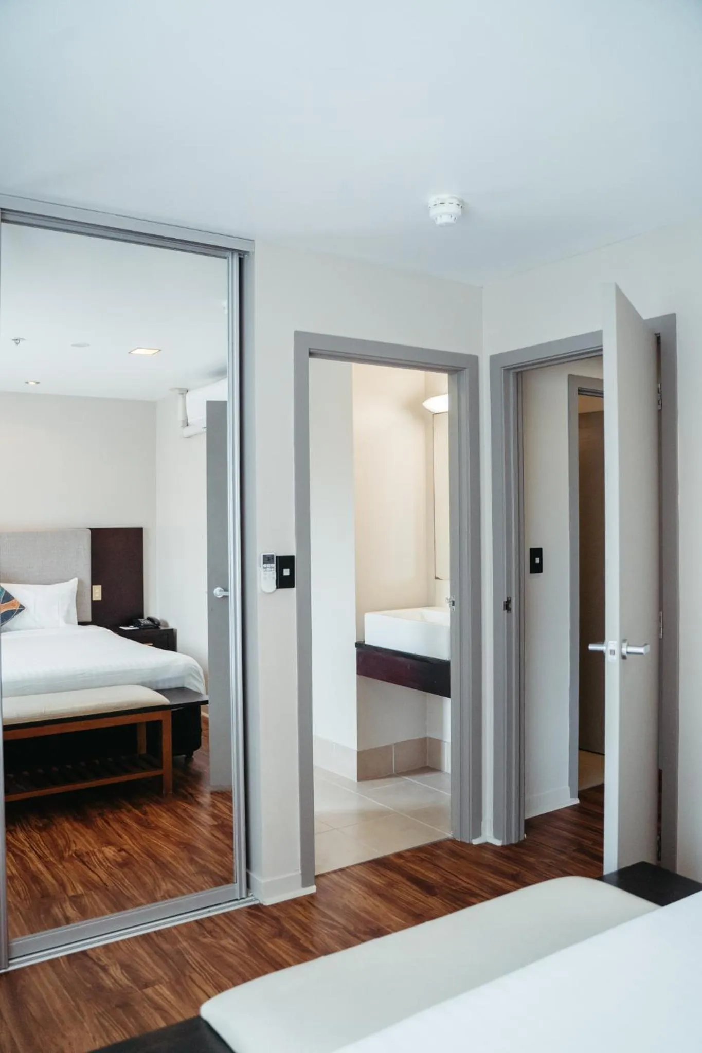 Bedroom, Bed in Auckland City Hotel - Hobson St