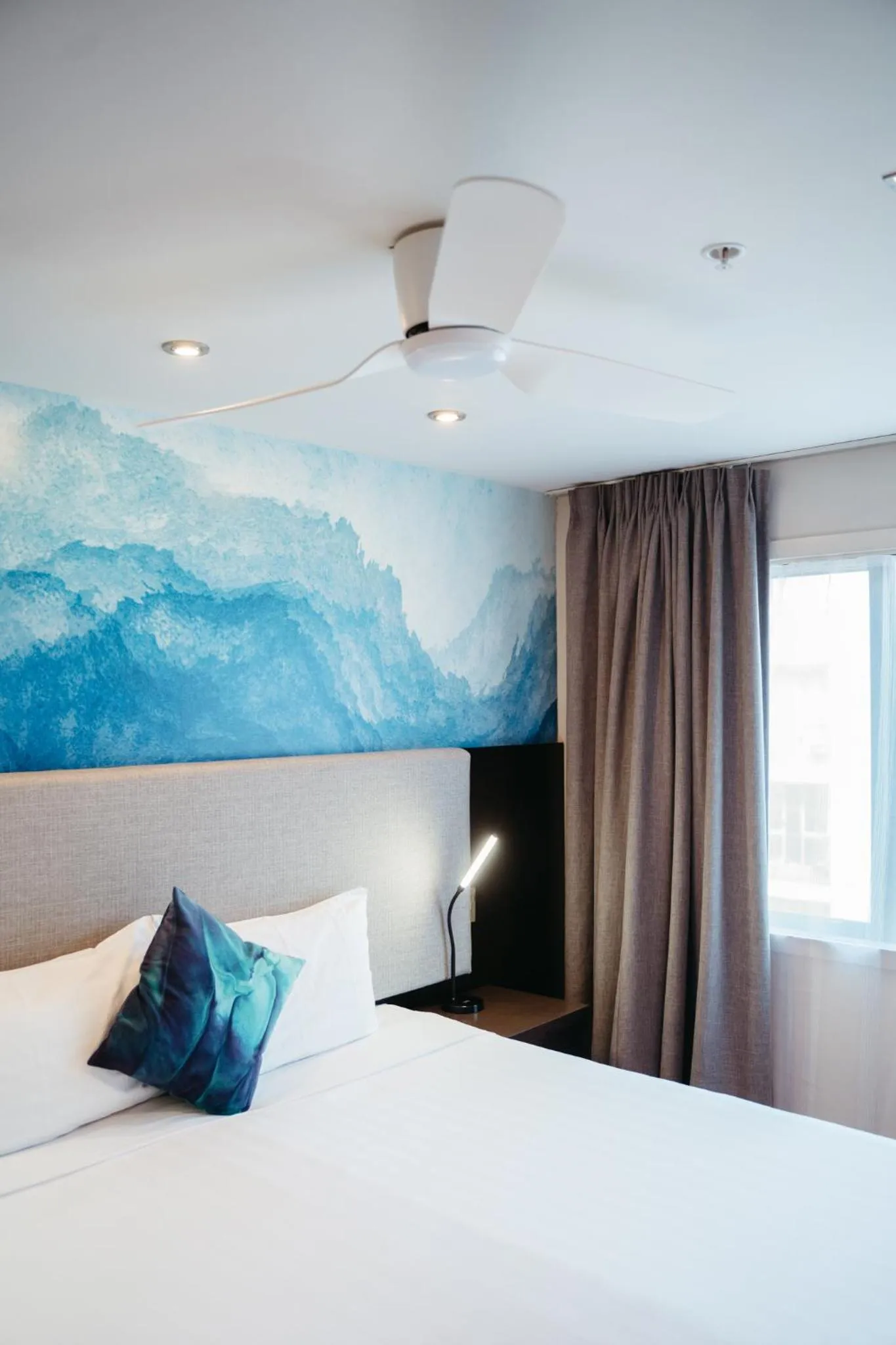 Bedroom, Bed in Auckland City Hotel - Hobson St