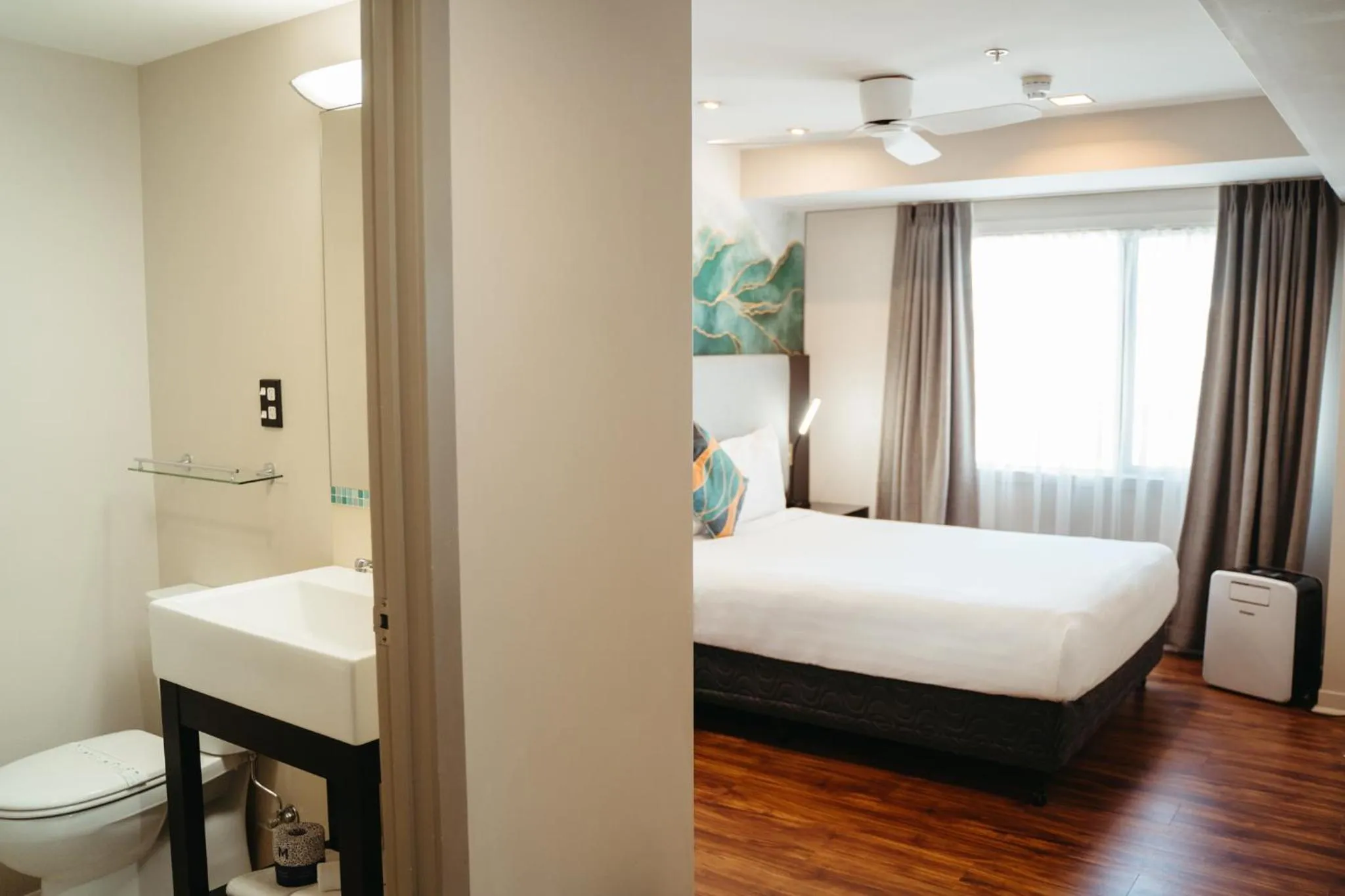 Bedroom, Bed in Auckland City Hotel - Hobson St