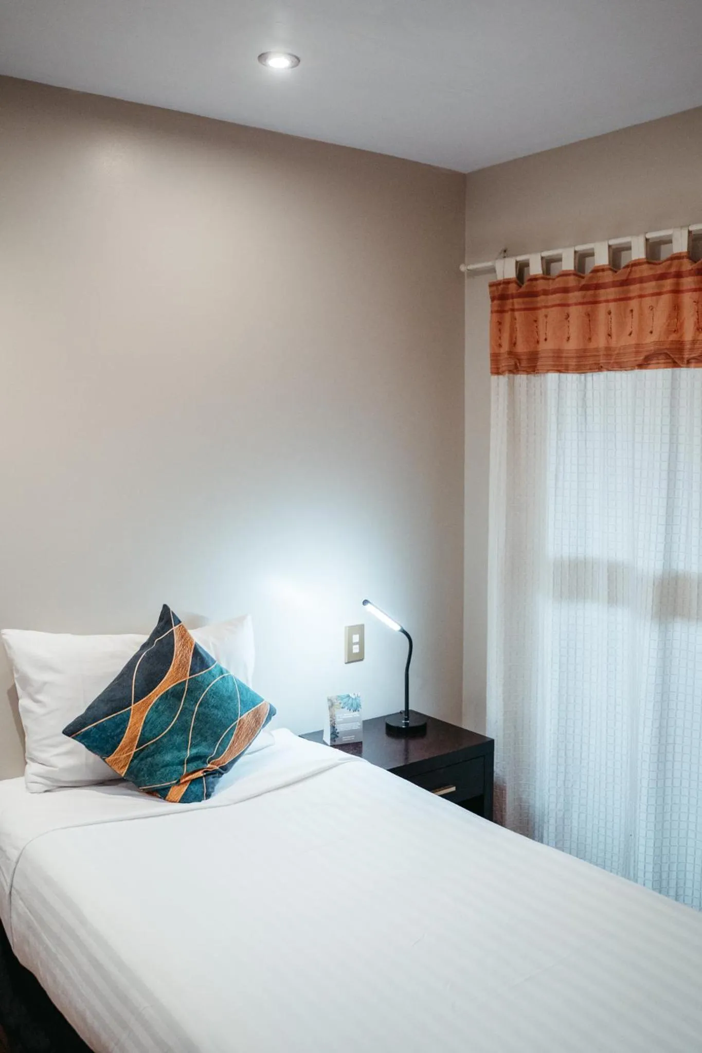 Bedroom, Bed in Auckland City Hotel - Hobson St