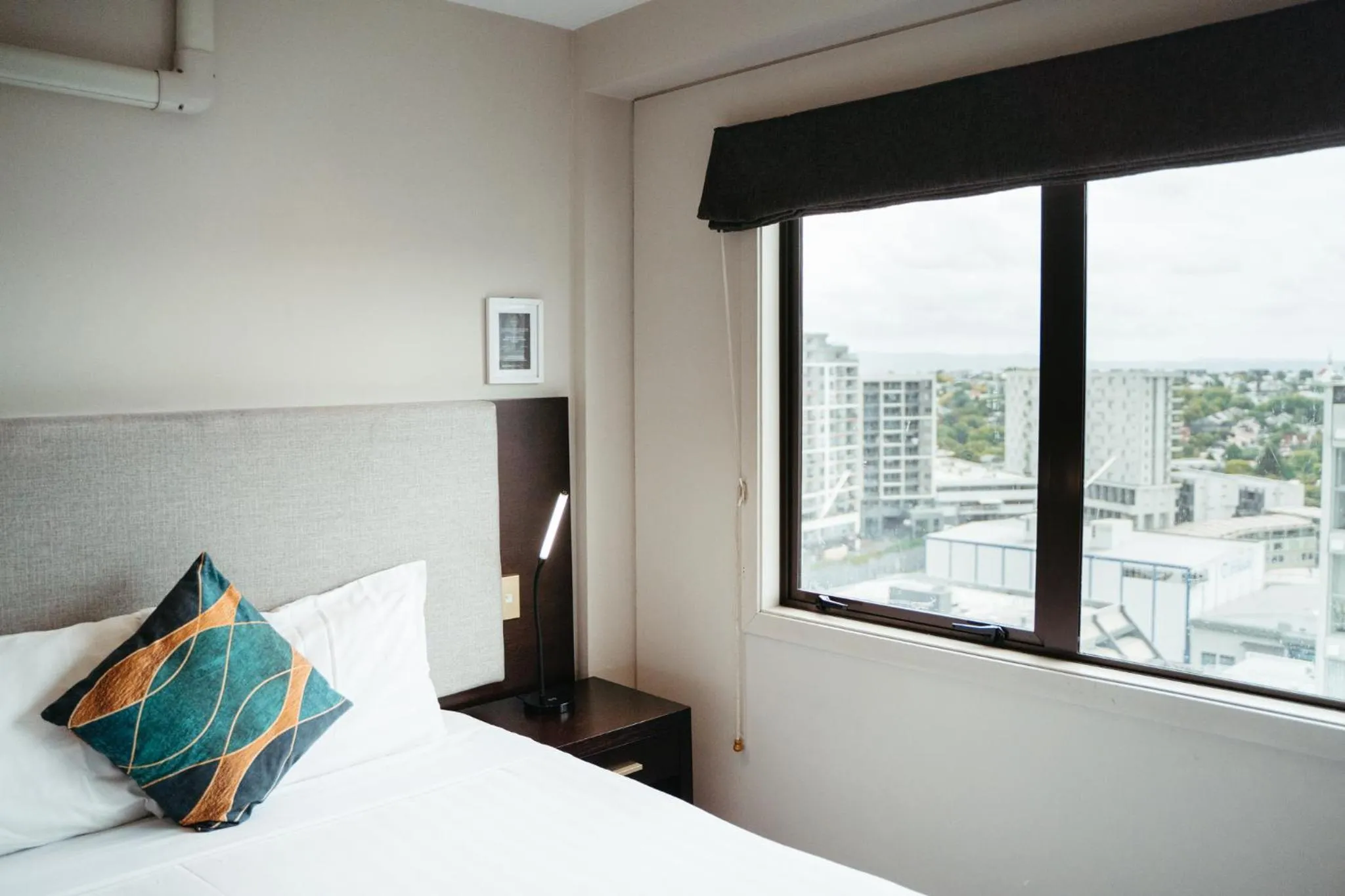 Bedroom, Bed in Auckland City Hotel - Hobson St