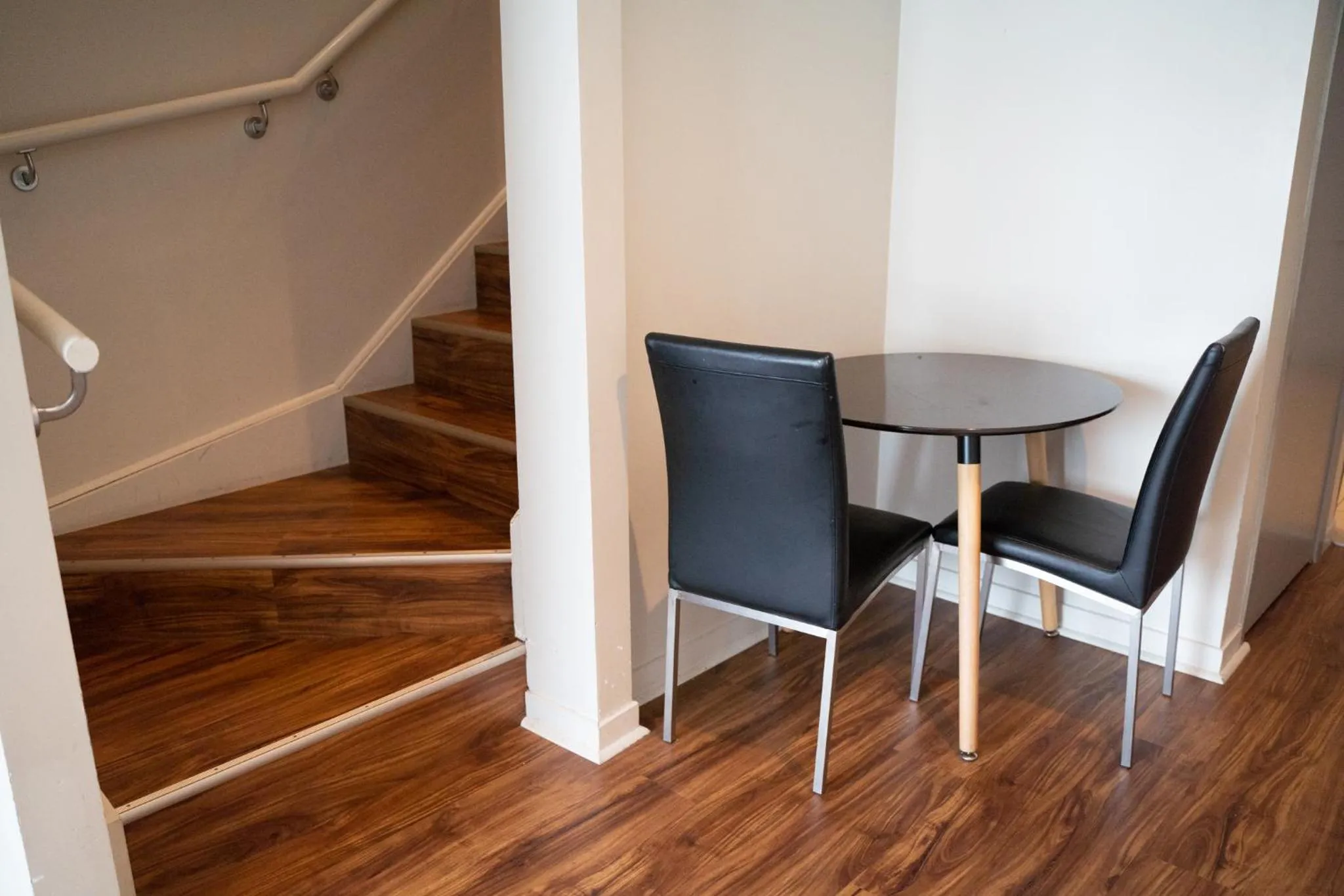 Living room in Auckland City Hotel - Hobson St
