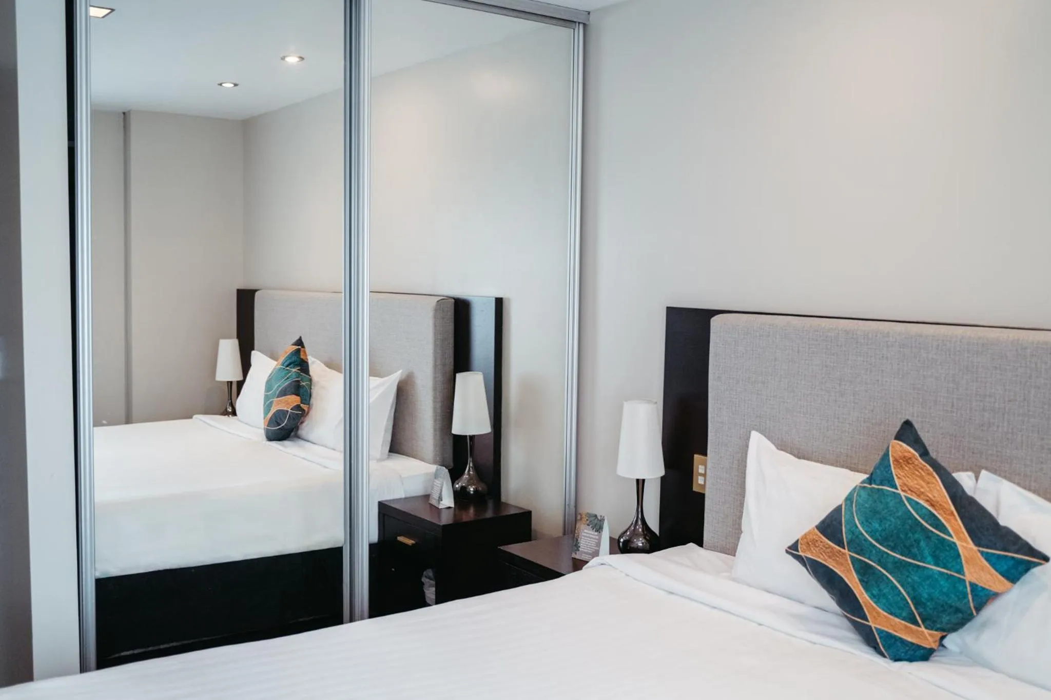 Bedroom, Bed in Auckland City Hotel - Hobson St