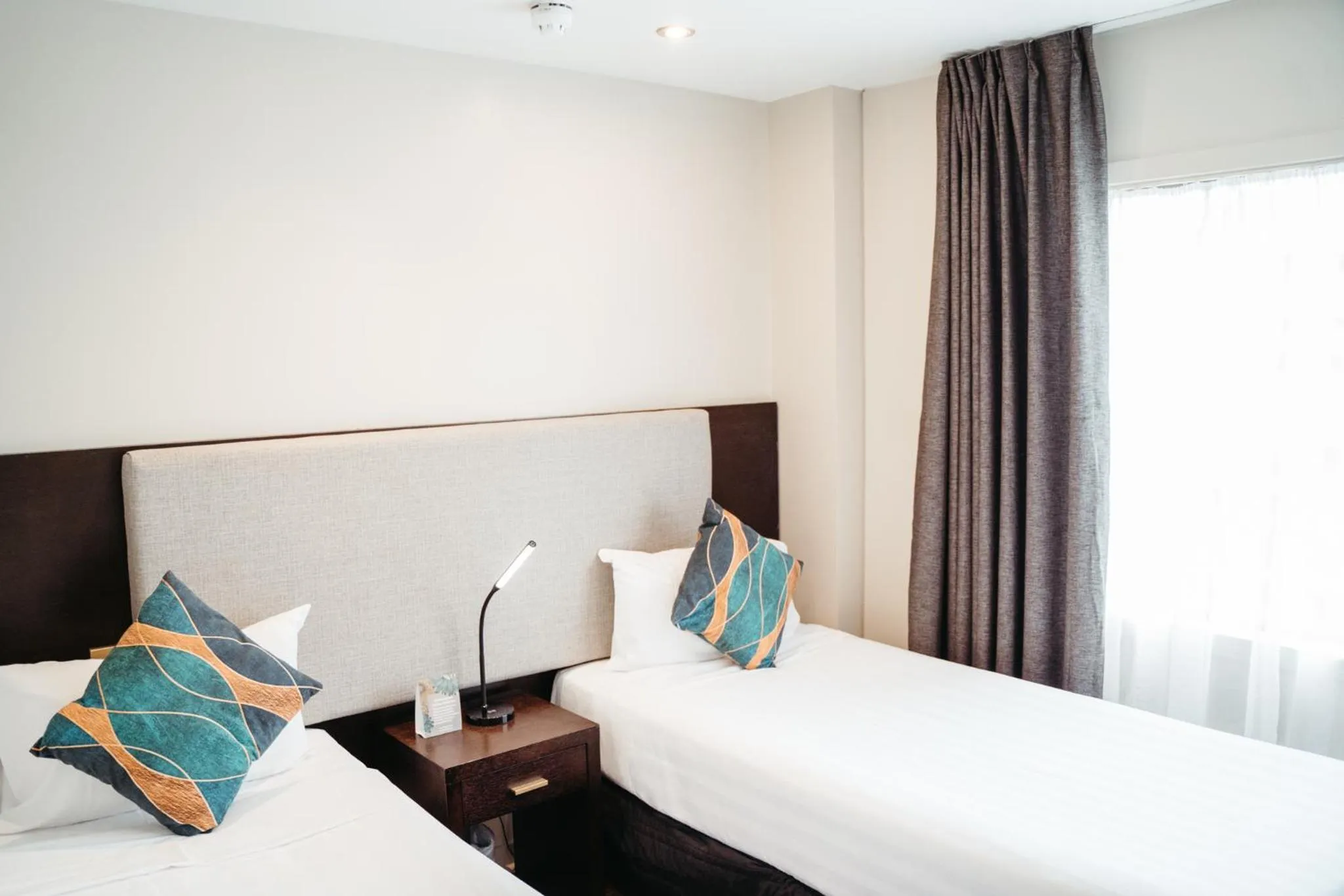 Bedroom, Bed in Auckland City Hotel - Hobson St