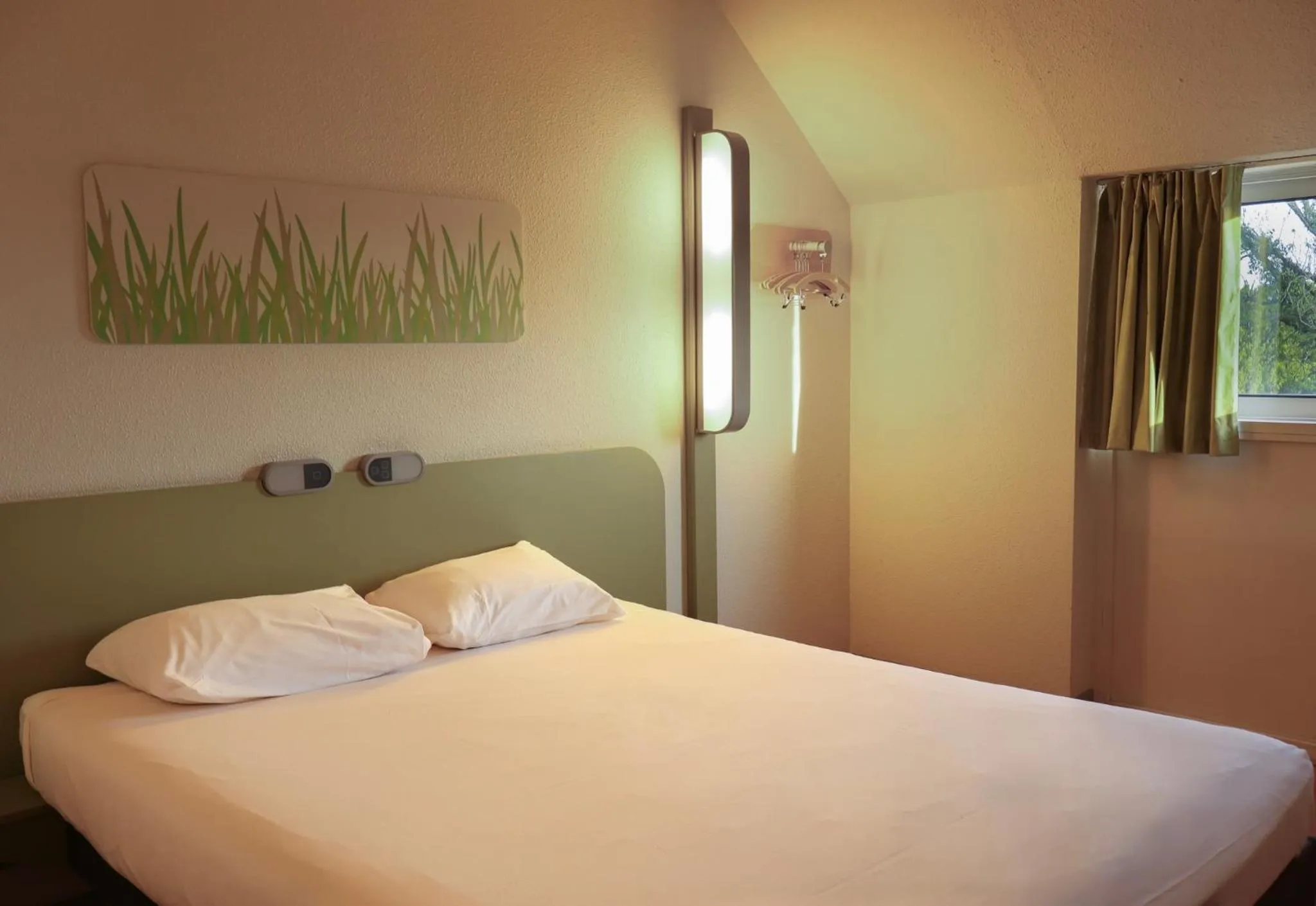 Bed in ibis budget Lorient Hennebont