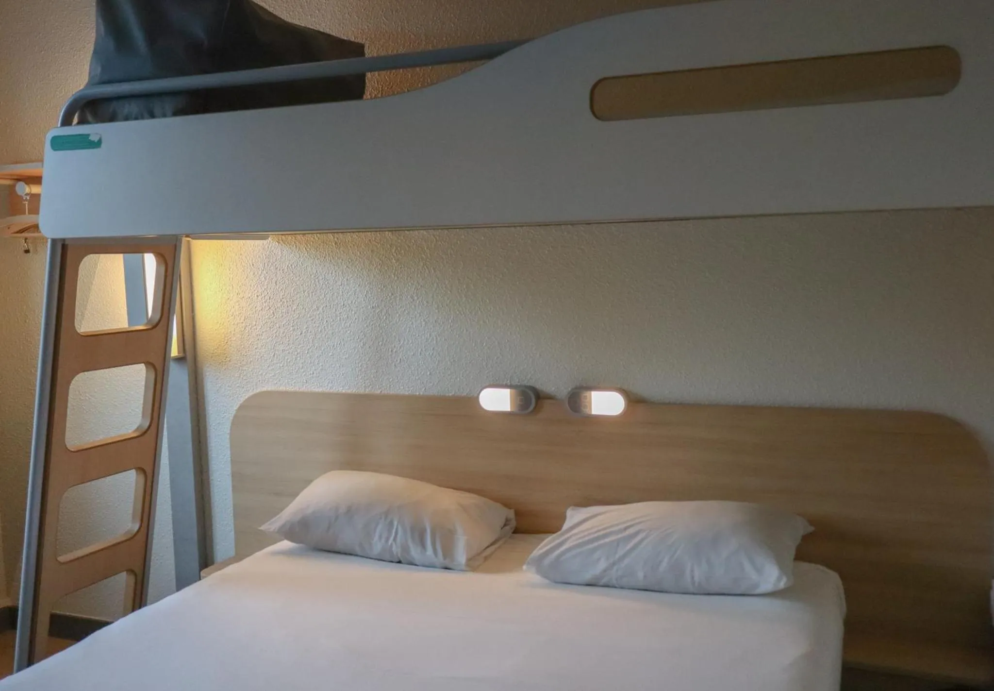 Bed in ibis budget Lorient Hennebont