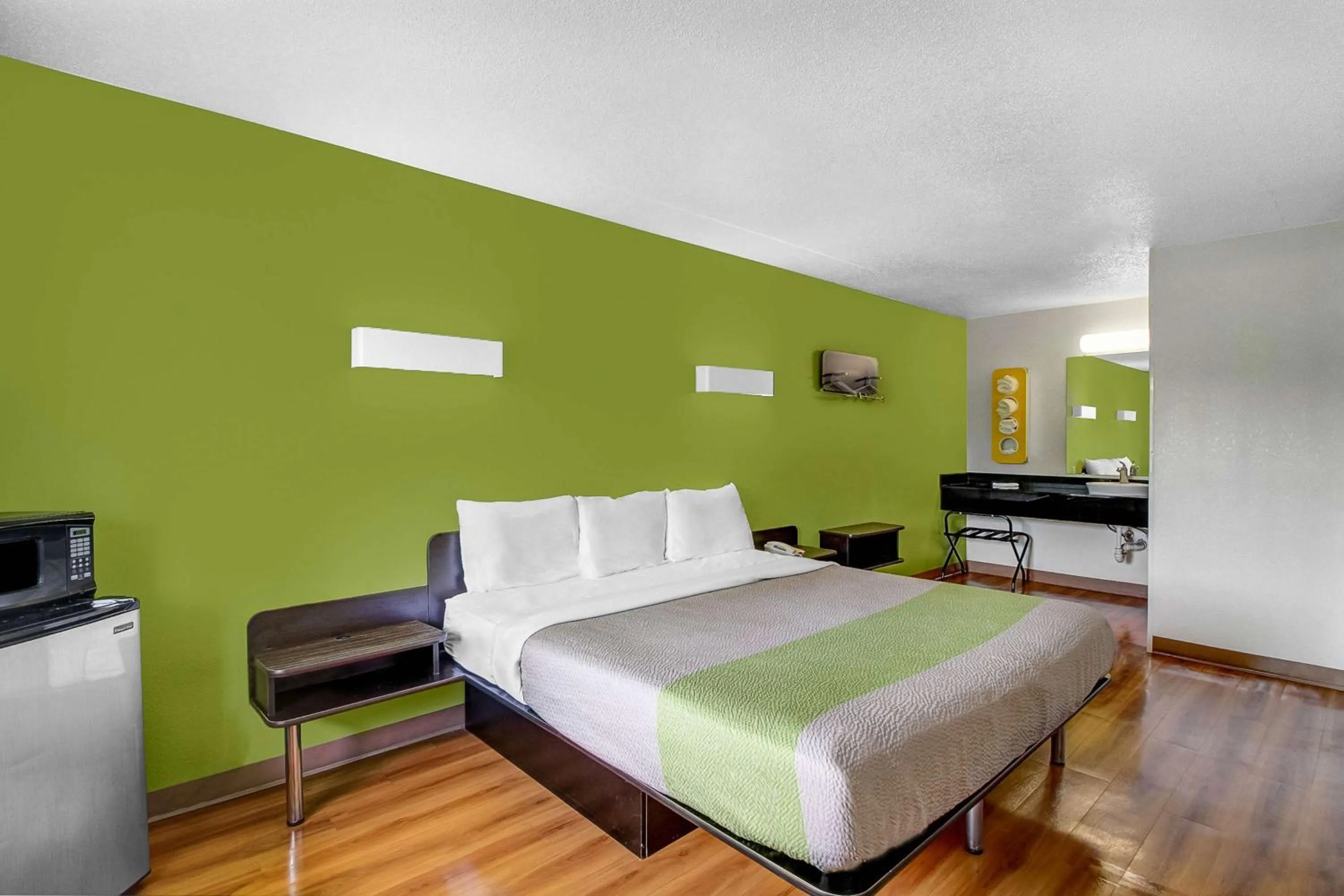 Photo of the whole room, Bed in Motel 6-Charles Town, WV