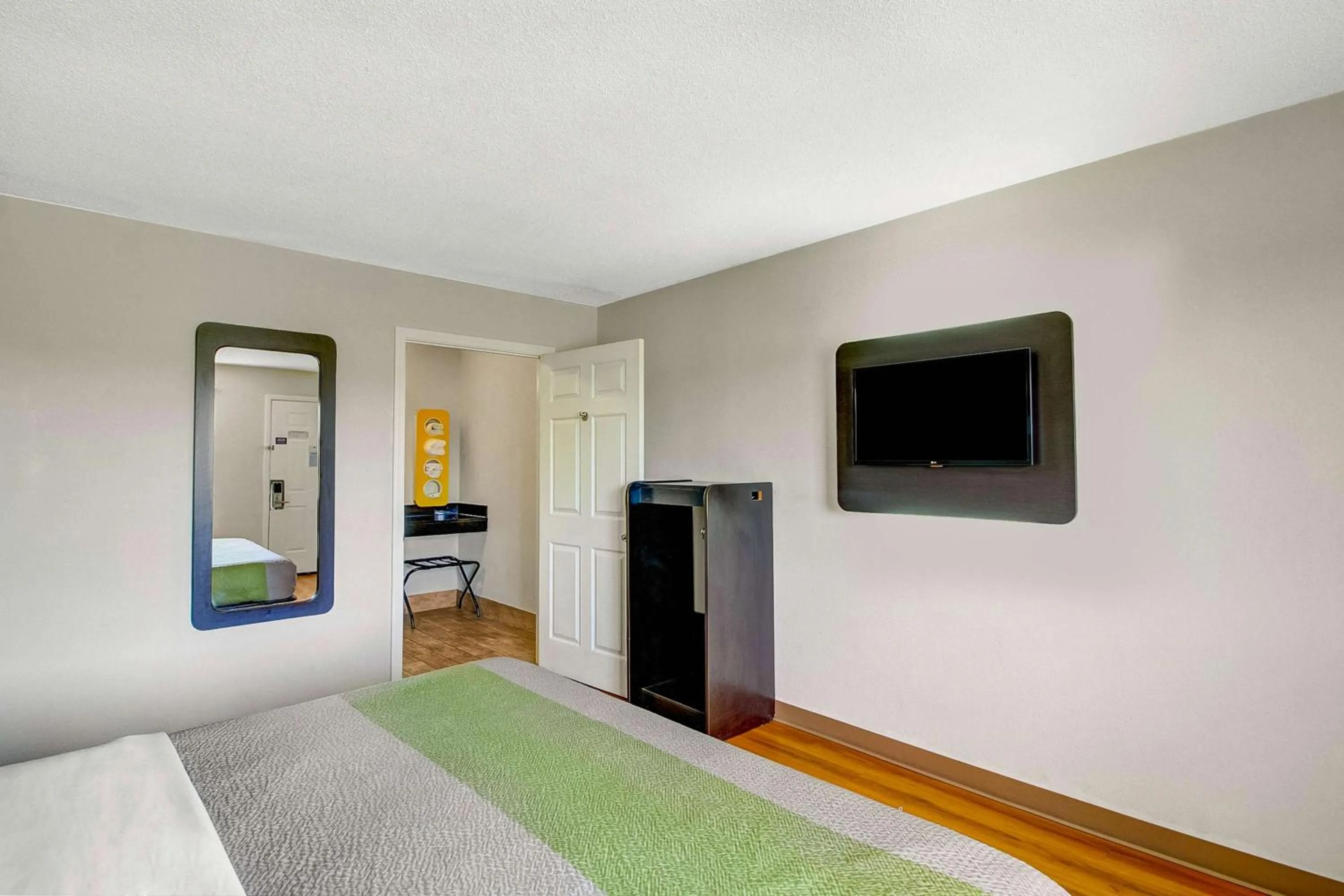 Photo of the whole room, Bed in Motel 6-Charles Town, WV