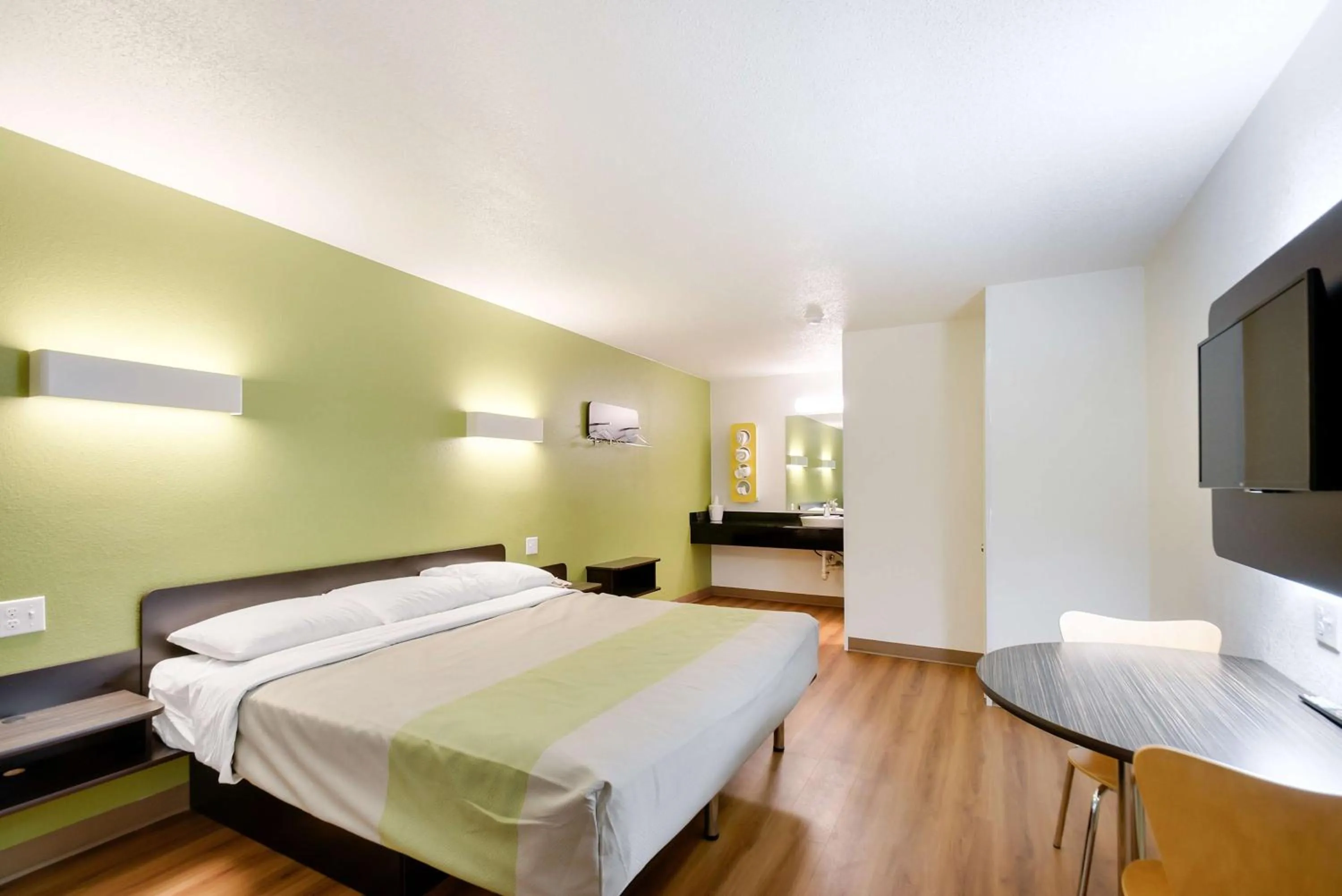 TV and multimedia, Bed in Motel 6-Charles Town, WV