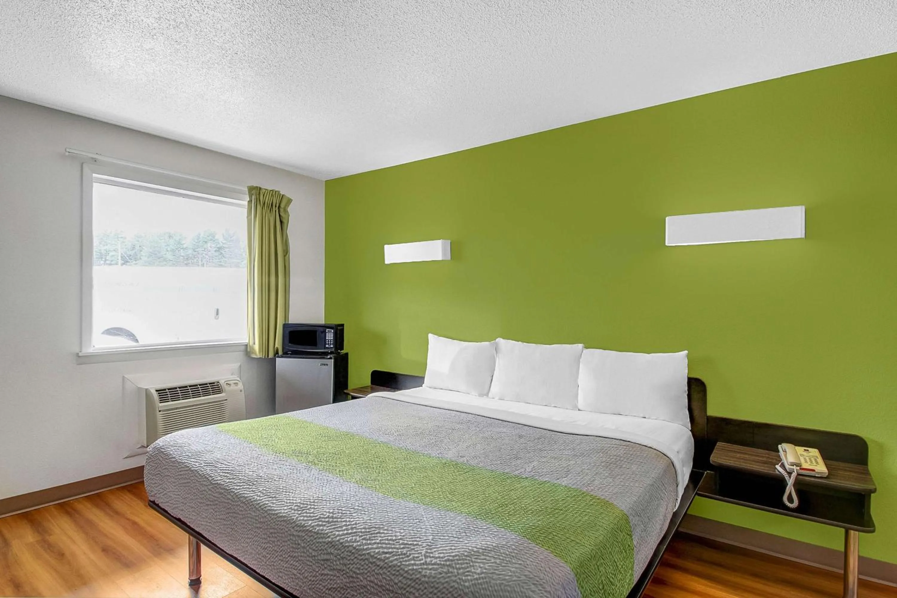 Photo of the whole room, Bed in Motel 6-Charles Town, WV