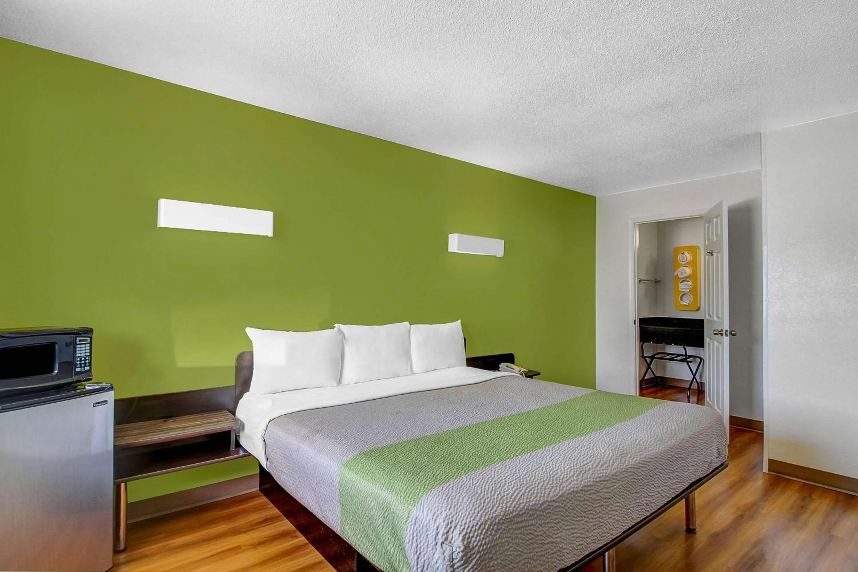 Photo of the whole room, Bed in Motel 6-Charles Town, WV