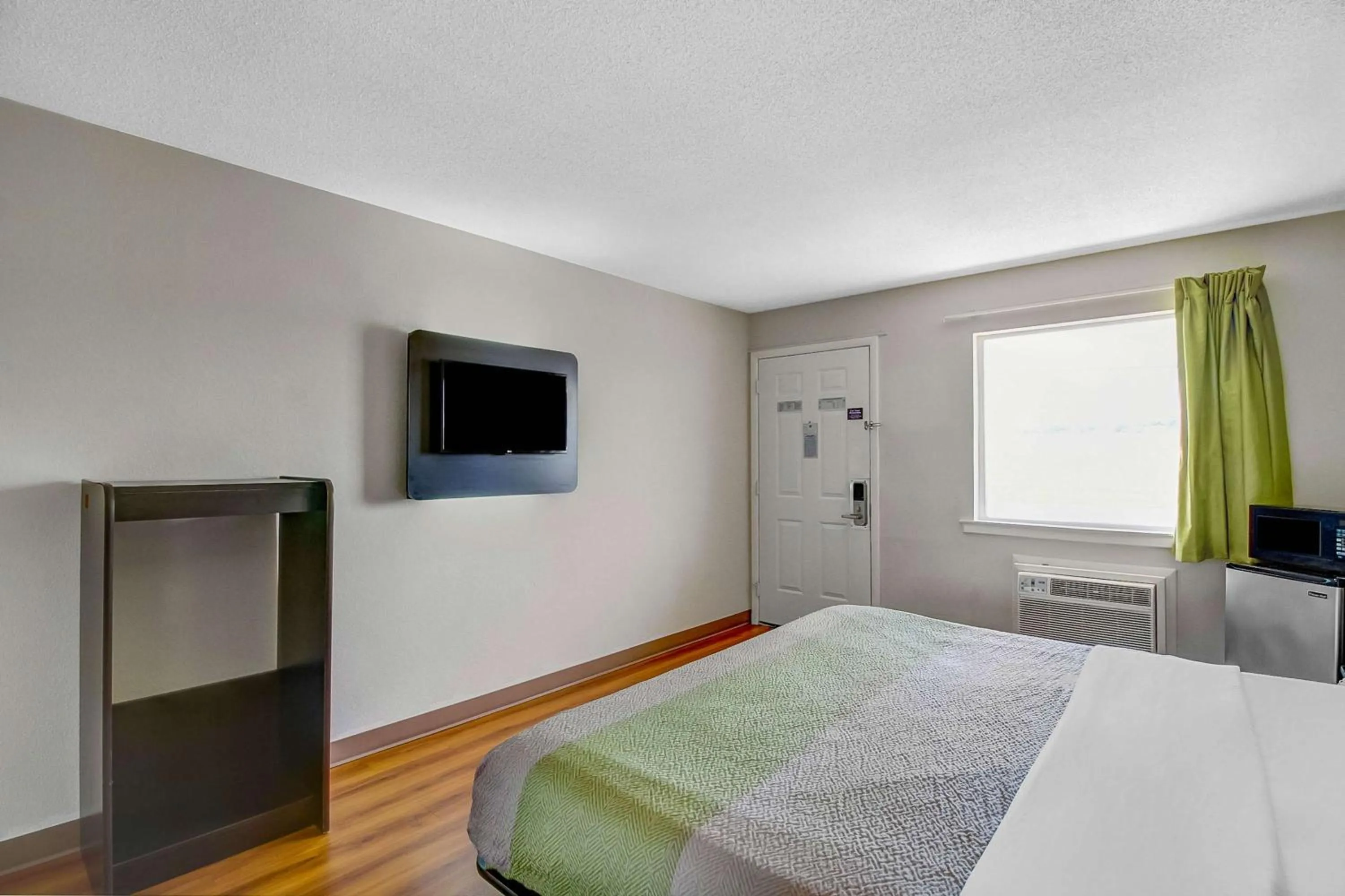 Photo of the whole room, Bed in Motel 6-Charles Town, WV