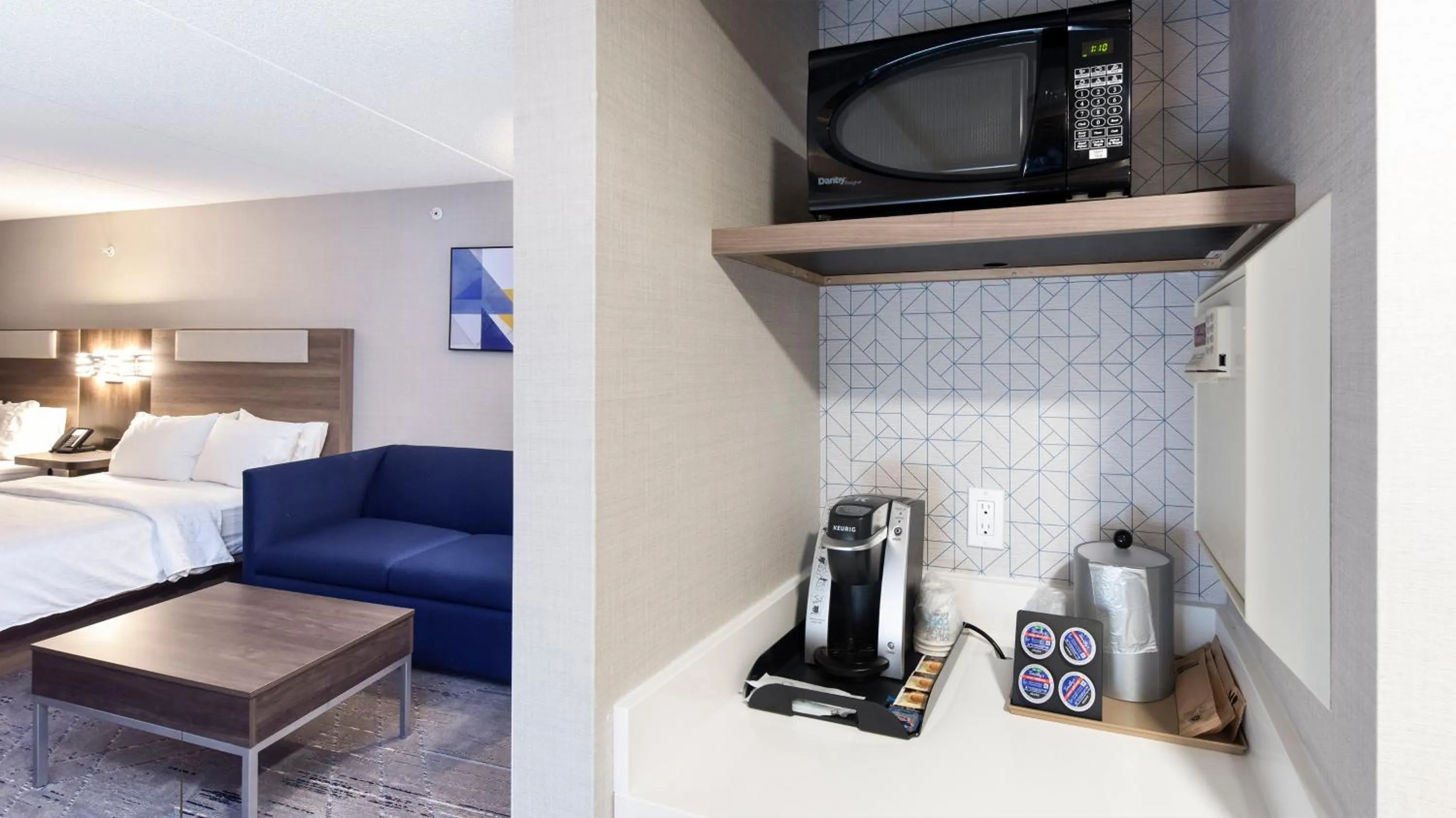 Photo of the whole room, Bed in Holiday Inn Express Hotel & Suites Waterloo - St. Jacobs Area, an IHG Hotel