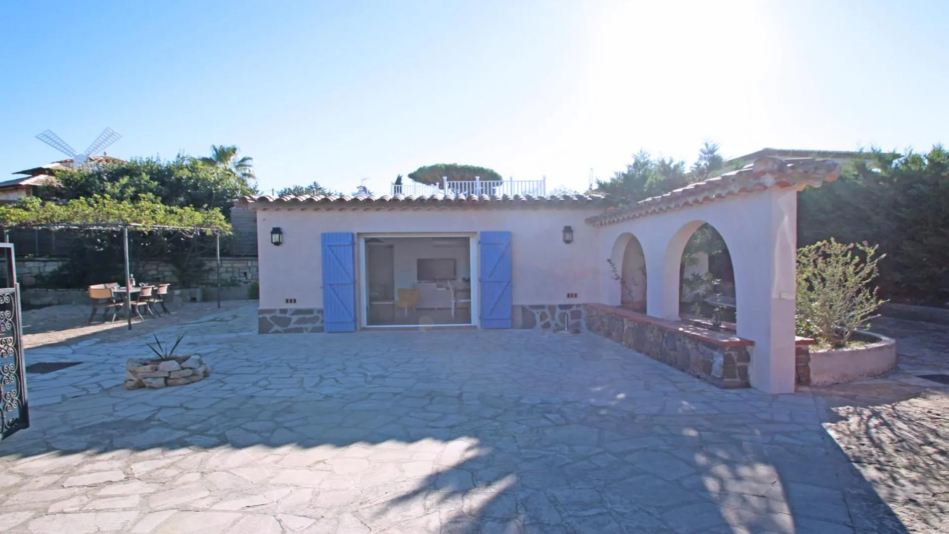 Facade/entrance in Villa Rico