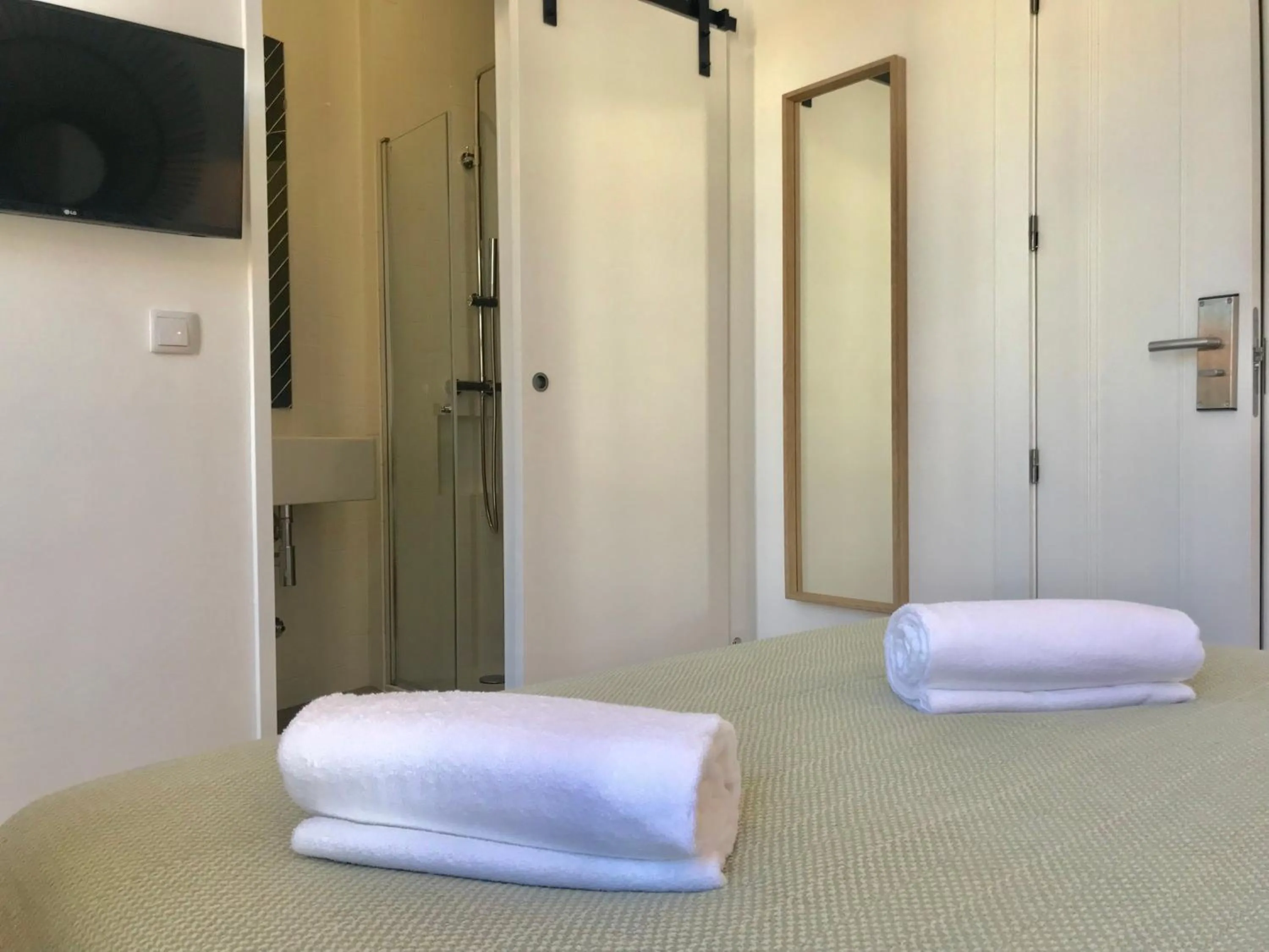 Property building, Bed in Alameda Exclusive House