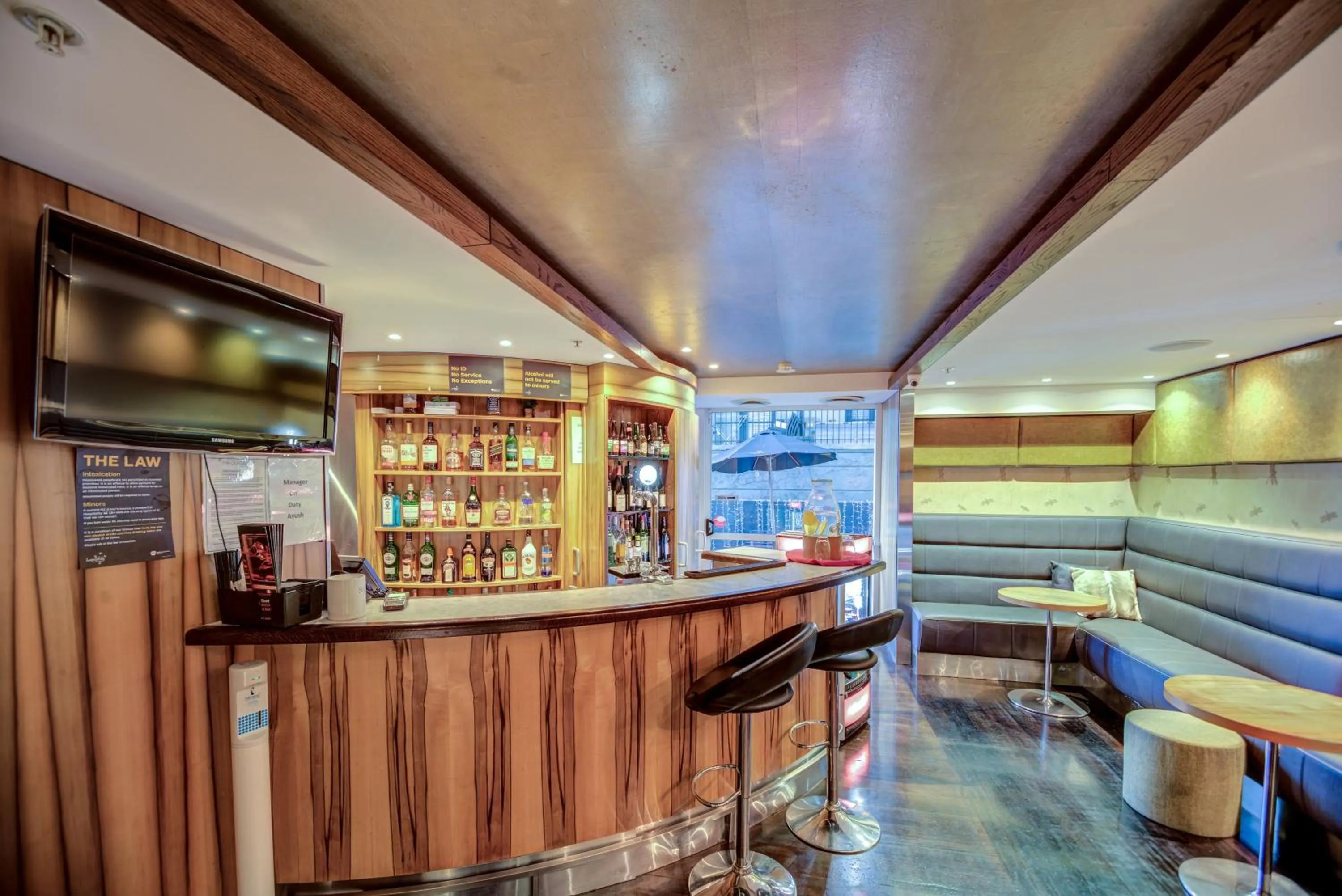 Lounge or bar in The Quadrant Hotel & Suites