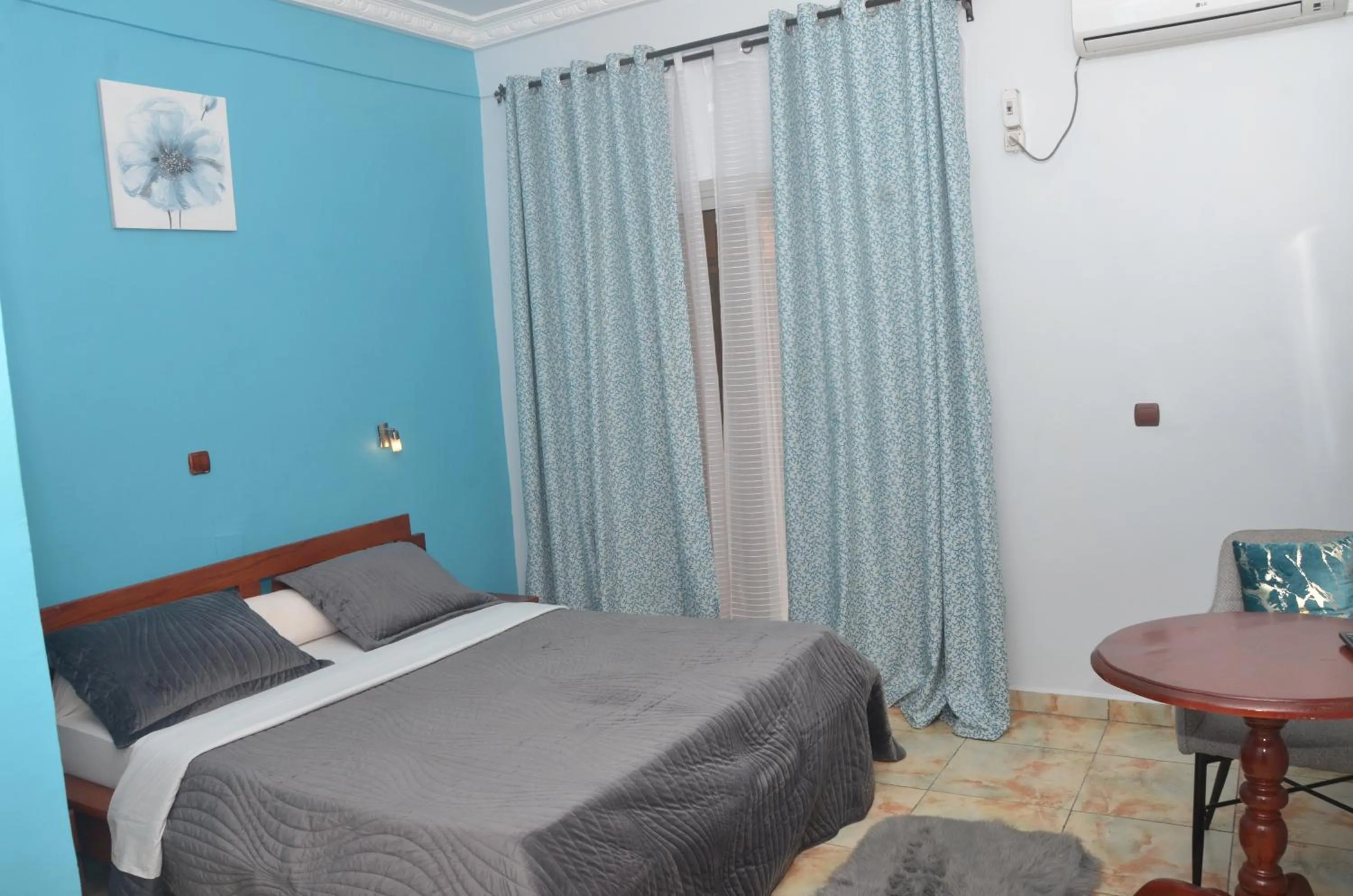 Photo of the whole room, Bed in Hotel - Y