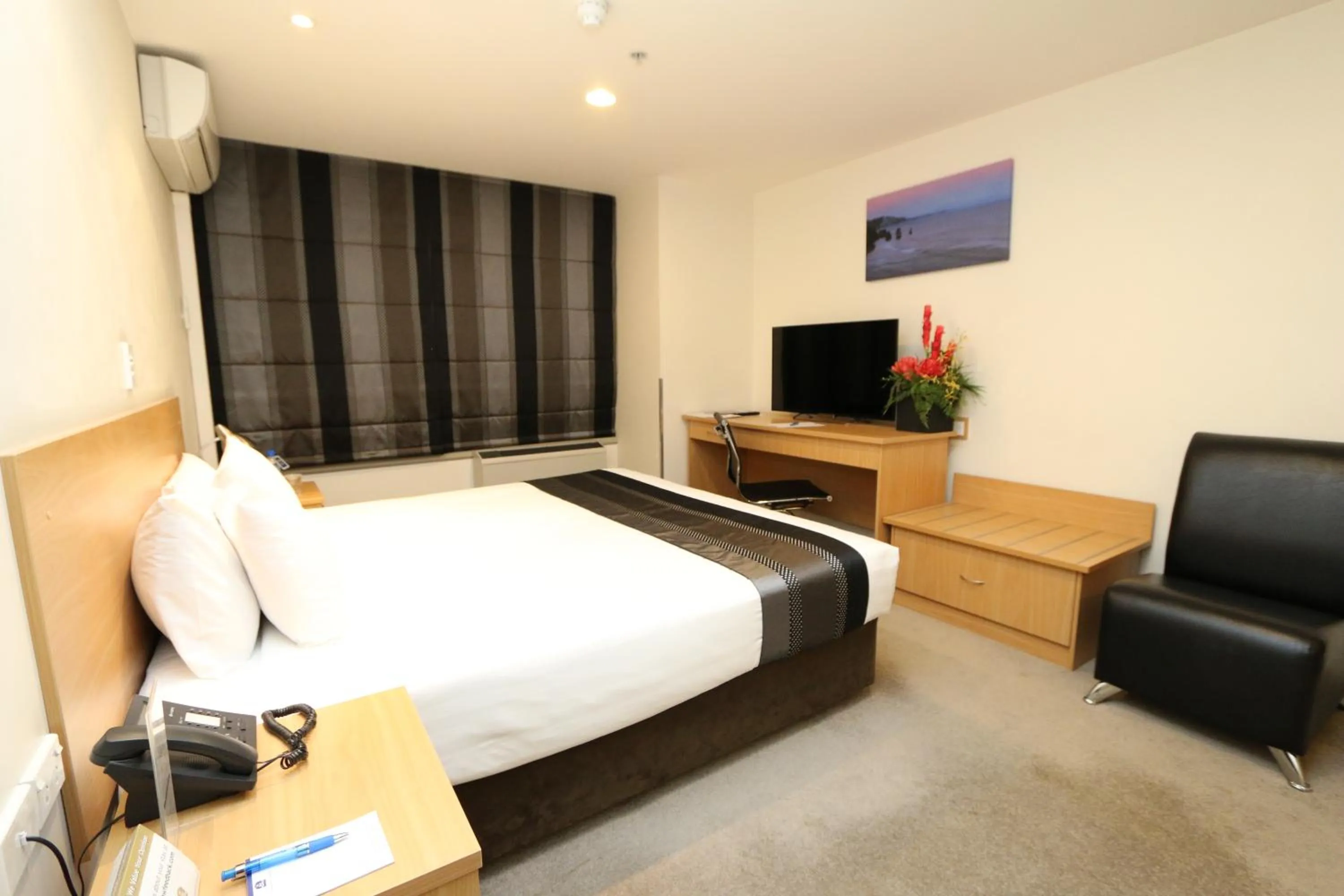 Photo of the whole room, Bed in Edit Auckland Central