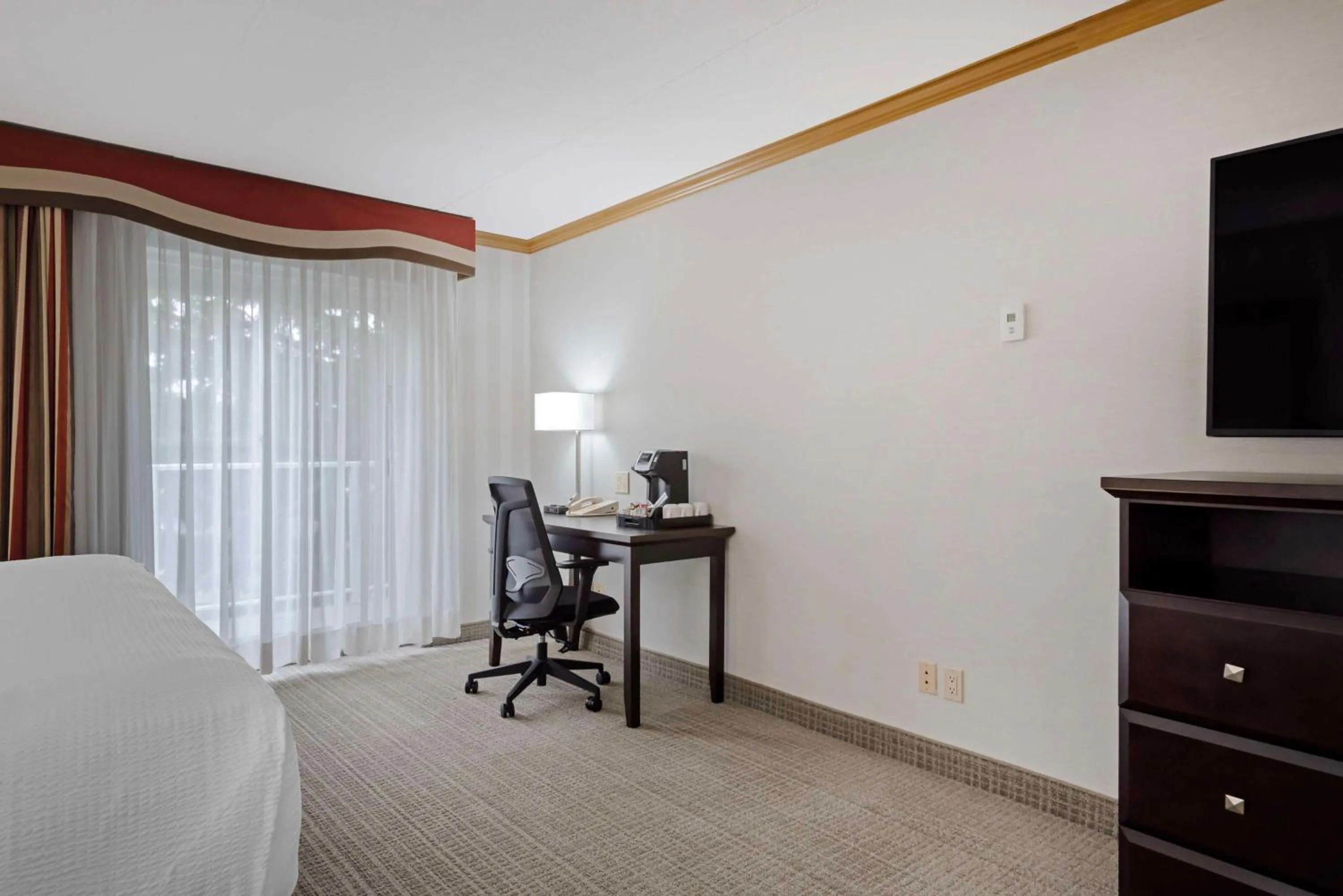 Bedroom, Bed in Best Western PLUS Port O'Call Hotel