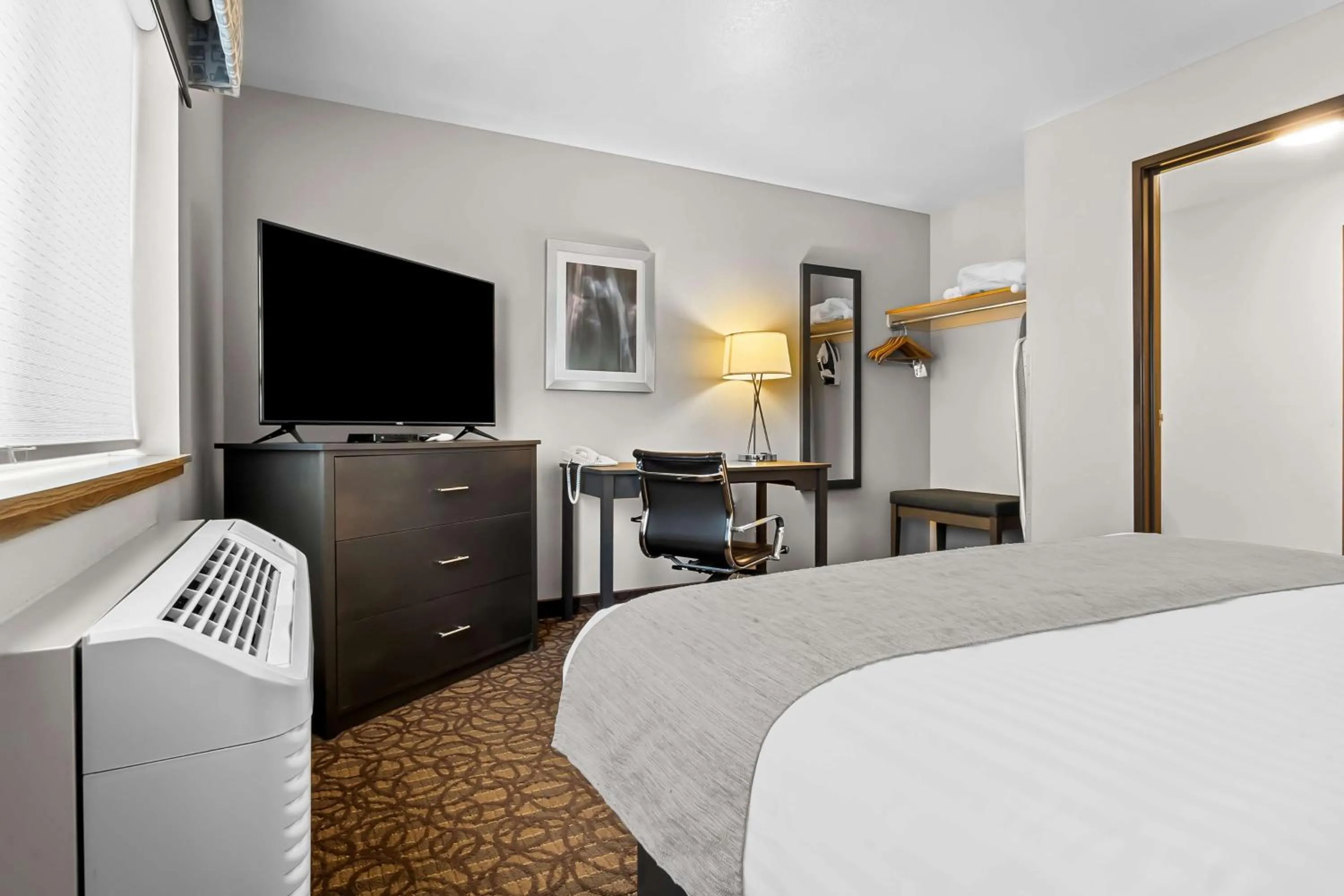 Photo of the whole room, Bed in Best Western Sawtooth Inn and Suites