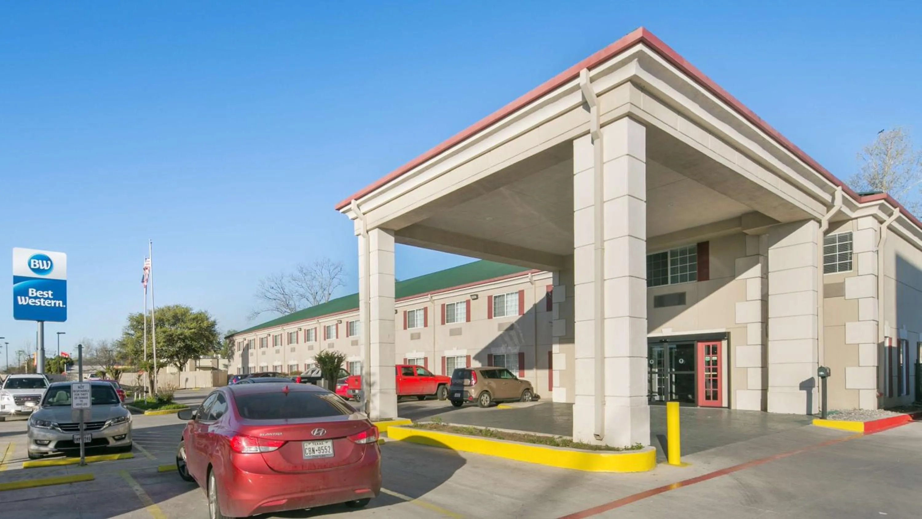 Property building in Best Western San Marcos