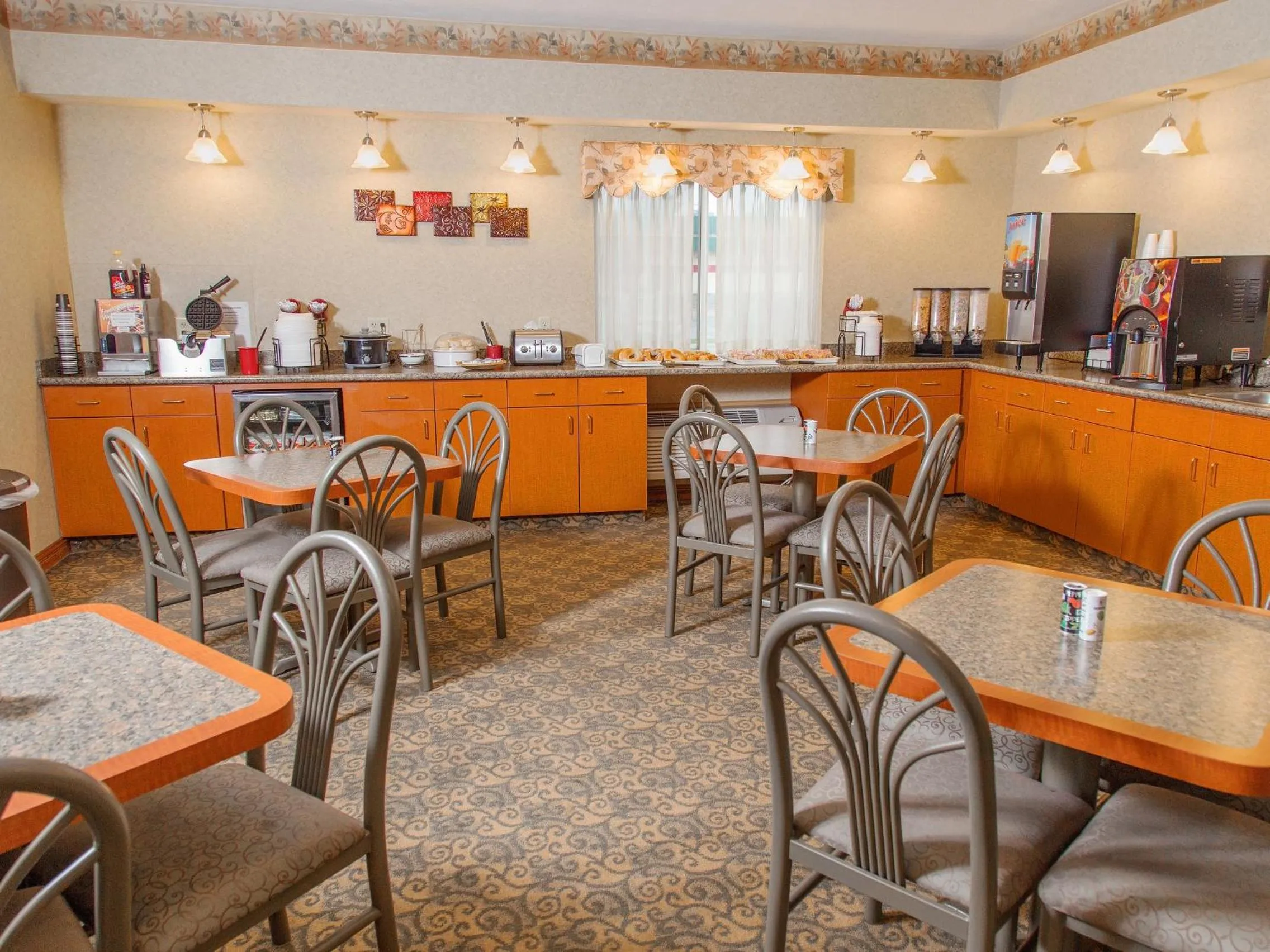 Breakfast in BridgePointe Inn & Suites by BPhotels, Lincoln I-80 & 27th St