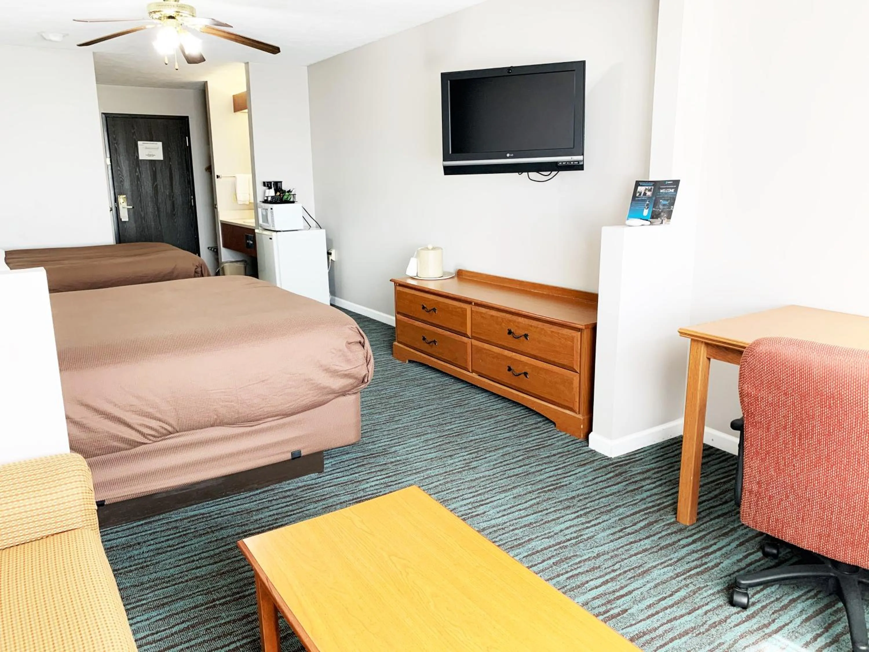 Communal lounge/ TV room, Bed in BridgePointe Inn & Suites by BPhotels, Lincoln I-80 & 27th St