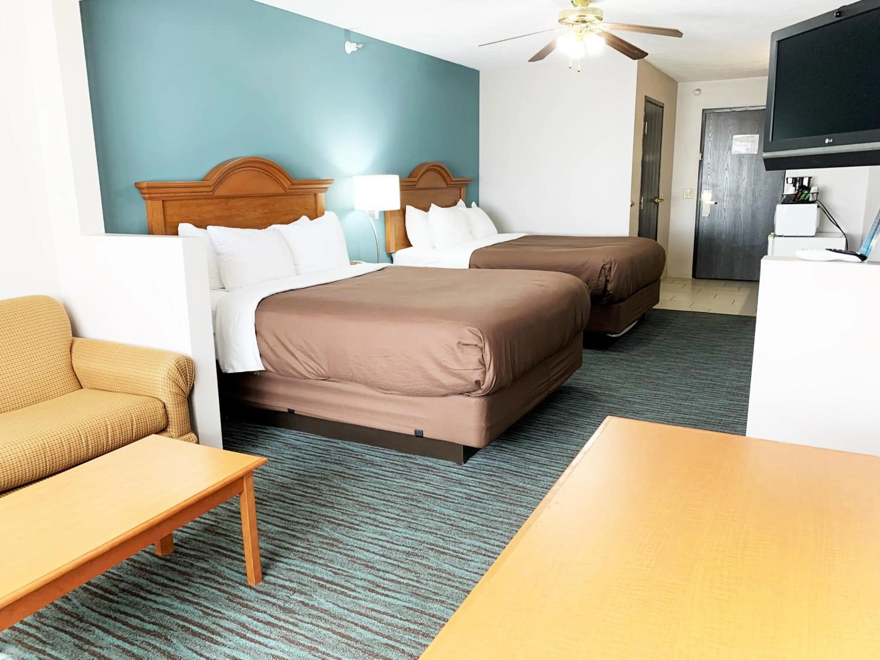 Bed in BridgePointe Inn & Suites by BPhotels, Lincoln I-80 & 27th St