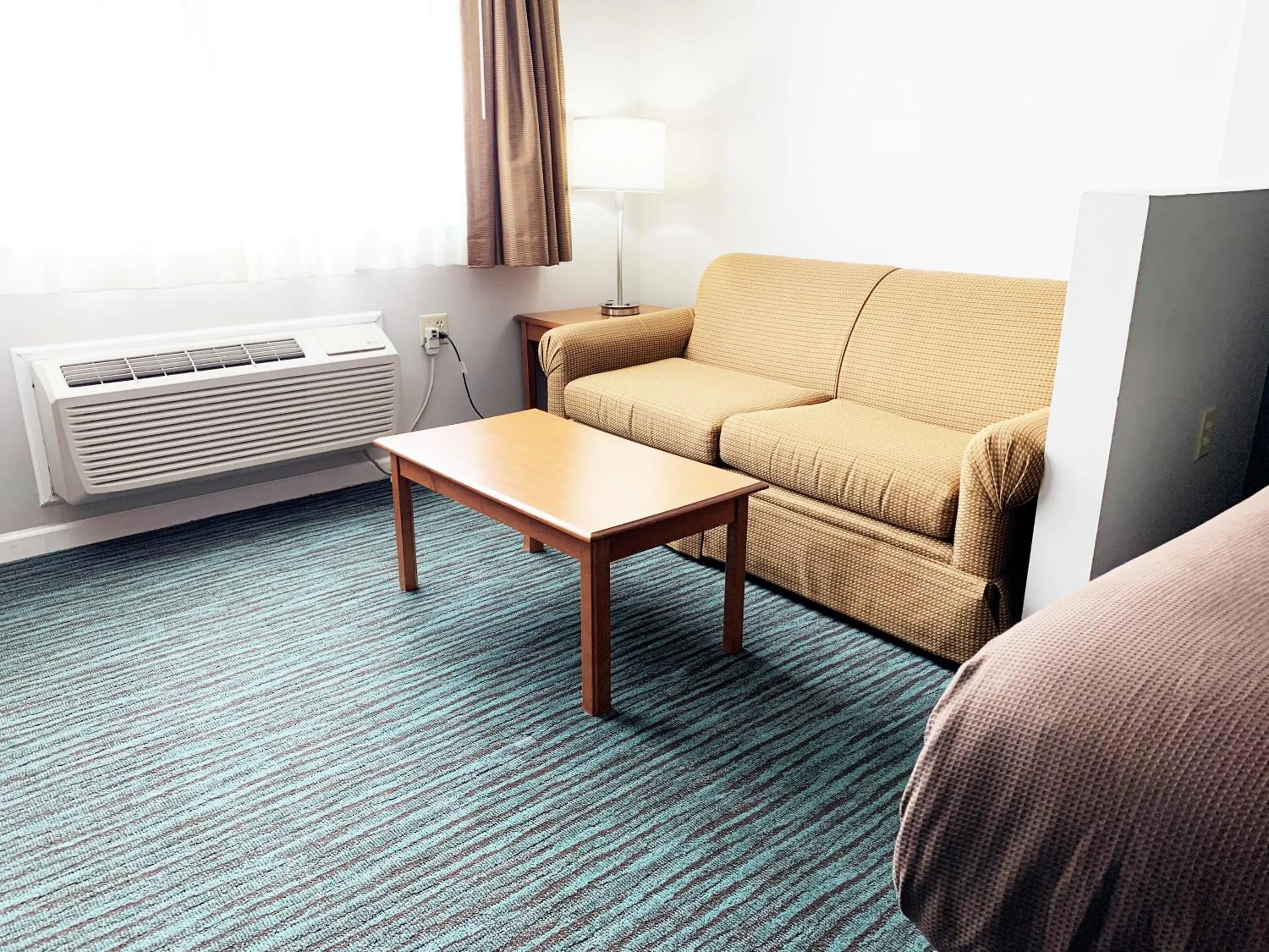 Living room in BridgePointe Inn & Suites by BPhotels, Lincoln I-80 & 27th St