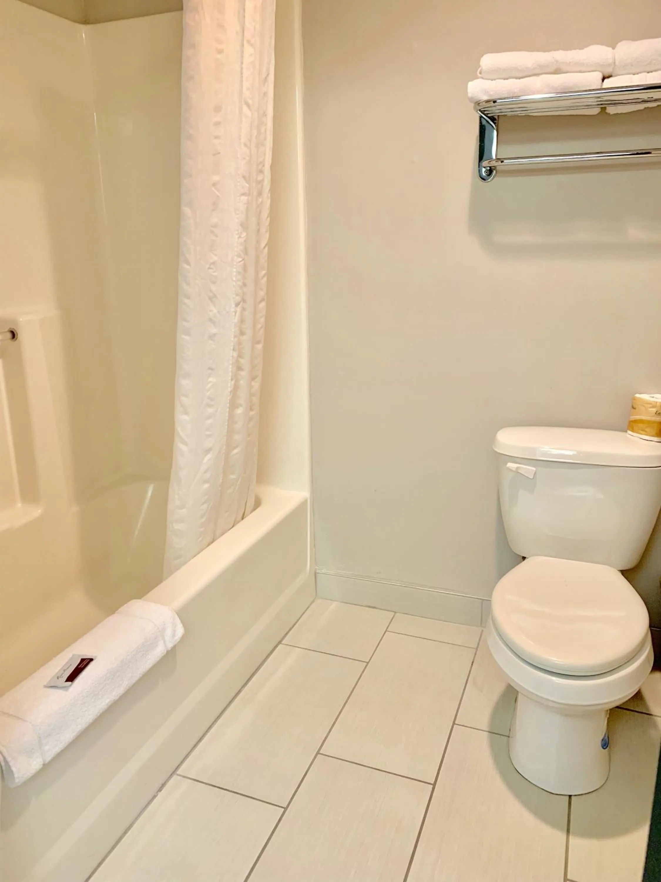 Shower in BridgePointe Inn & Suites by BPhotels, Lincoln I-80 & 27th St