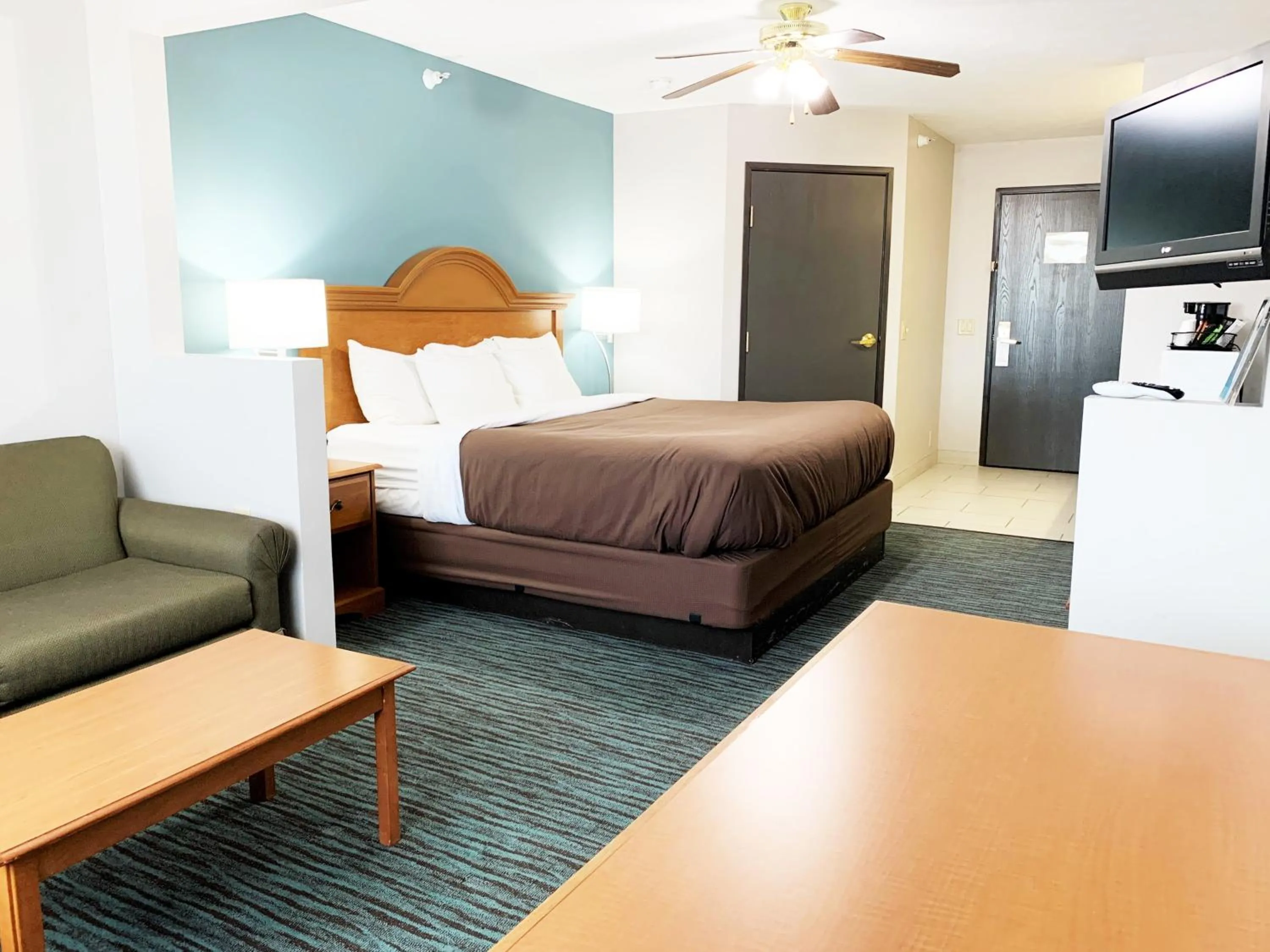 Bed in BridgePointe Inn & Suites by BPhotels, Lincoln I-80 & 27th St