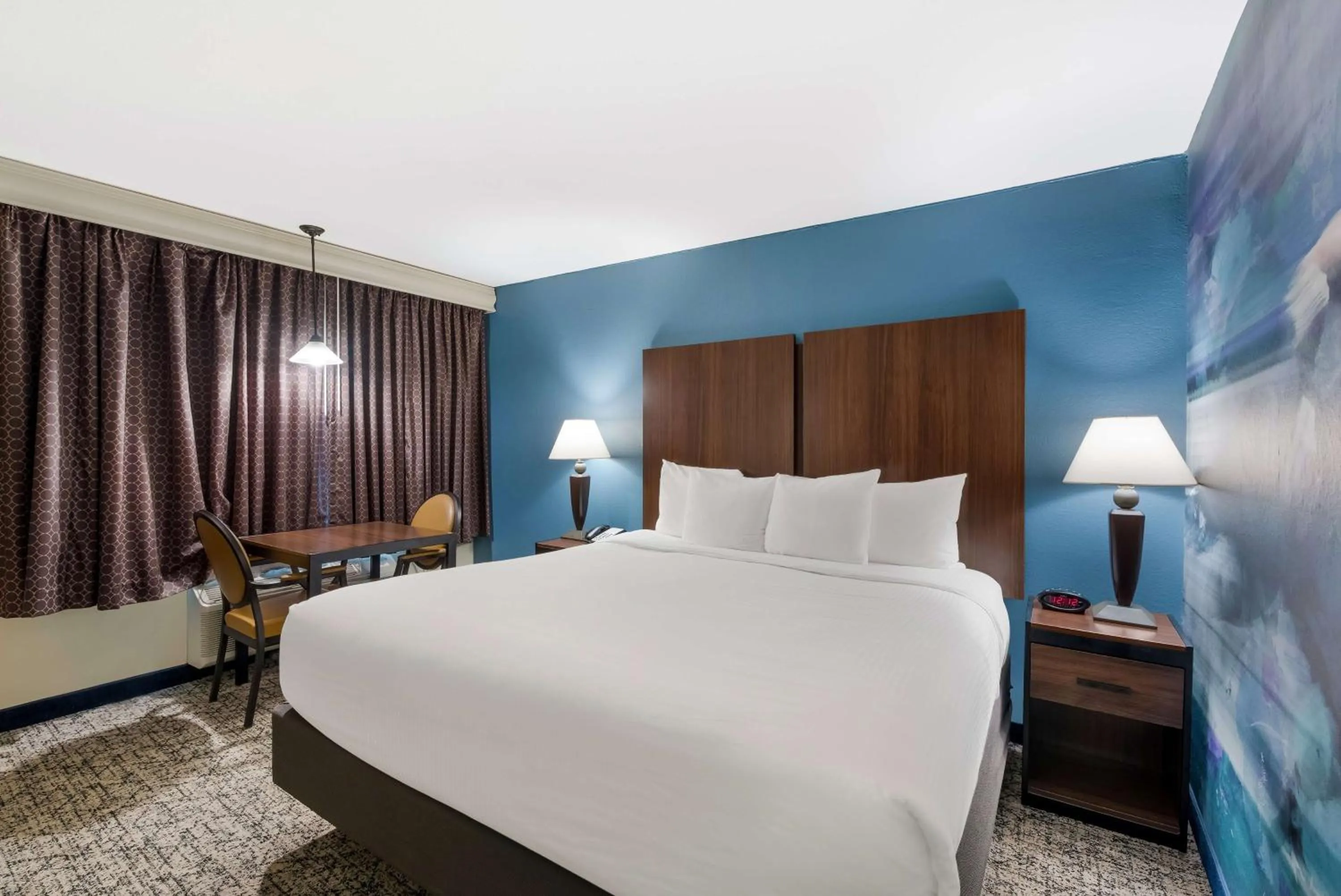 Bedroom, Bed in Best Western Winners Circle