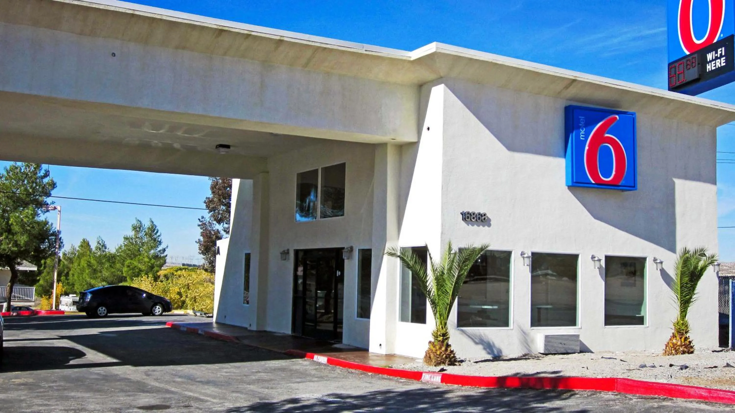 Property building in Motel 6 Victorville