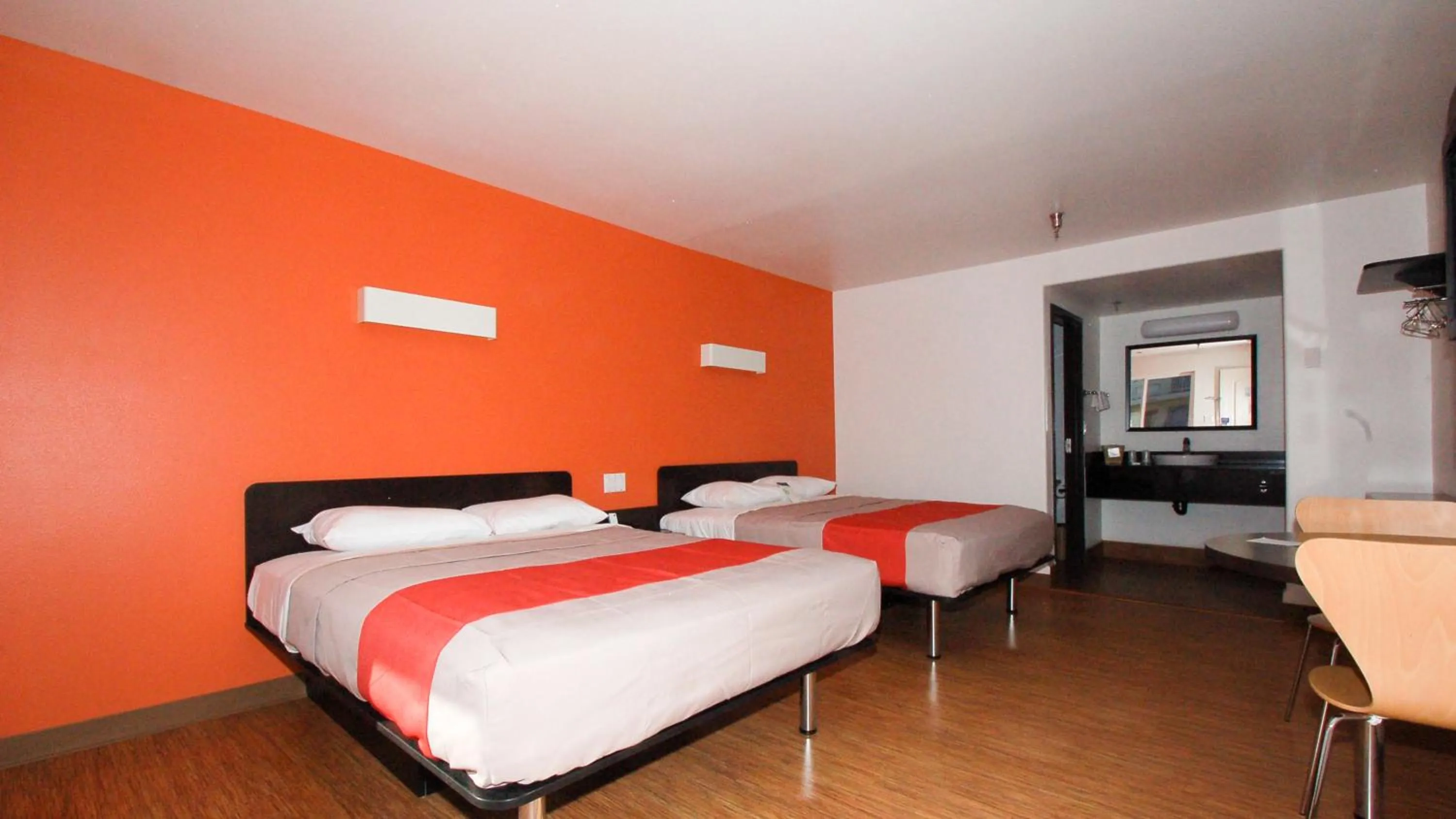 Photo of the whole room, Bed in Motel 6 Victorville