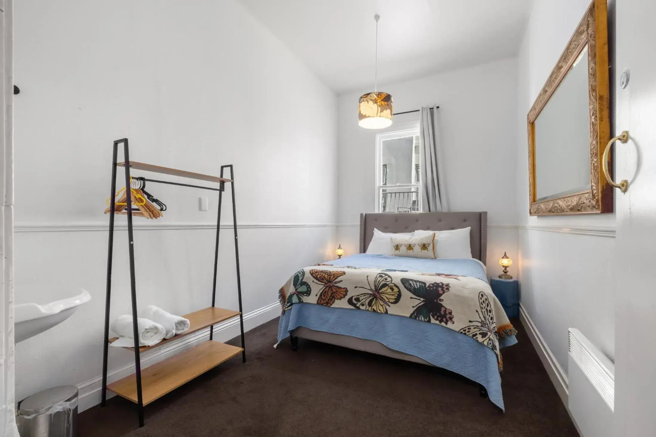 Queen Room in Worldwide Backpackers Queen Room in Worldwide Backpackers