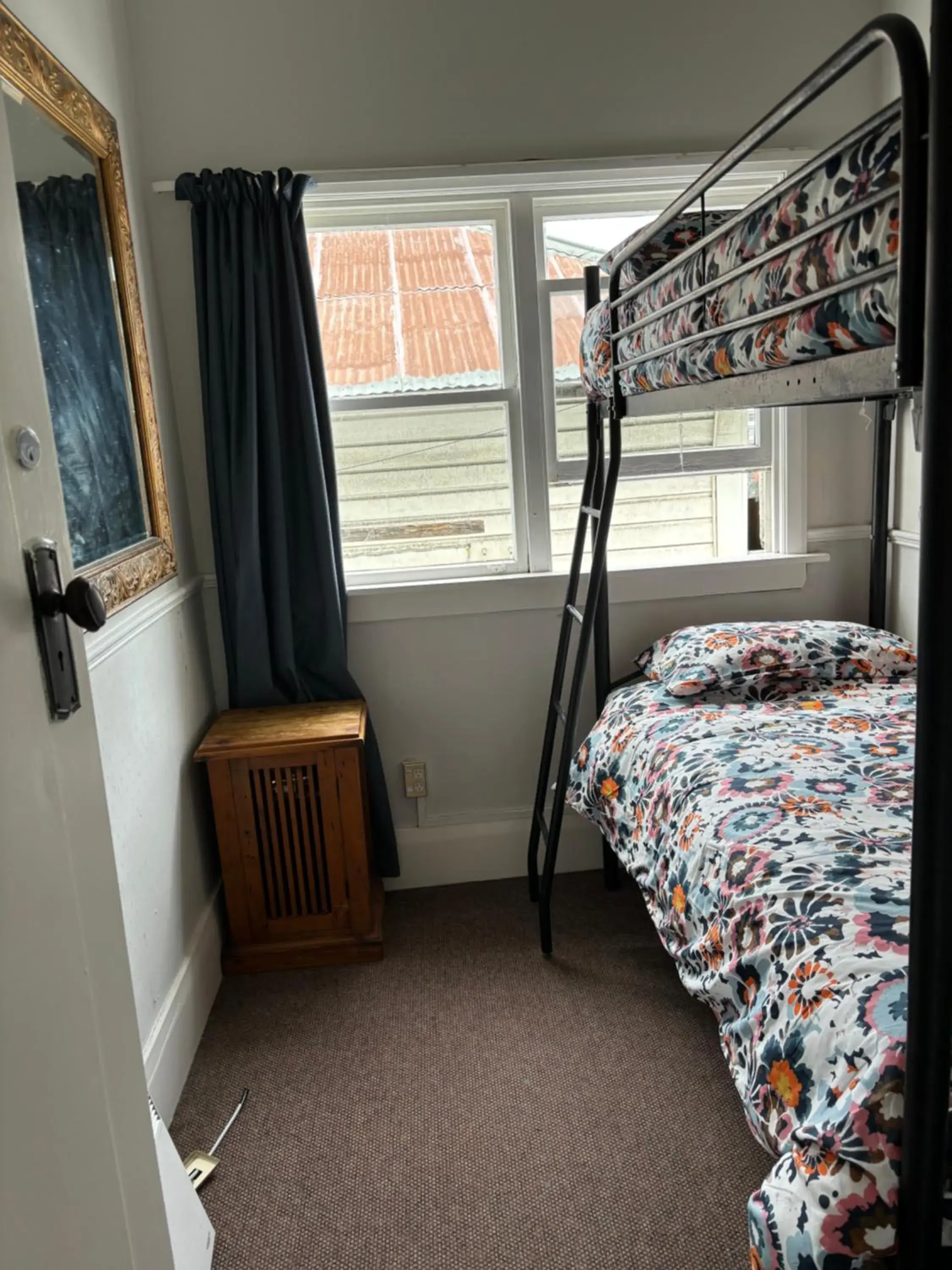 Basic Triple Room with Shared Bathroom in Worldwide Backpackers Basic Triple Room with Shared Bathroom in Worldwide Backpackers