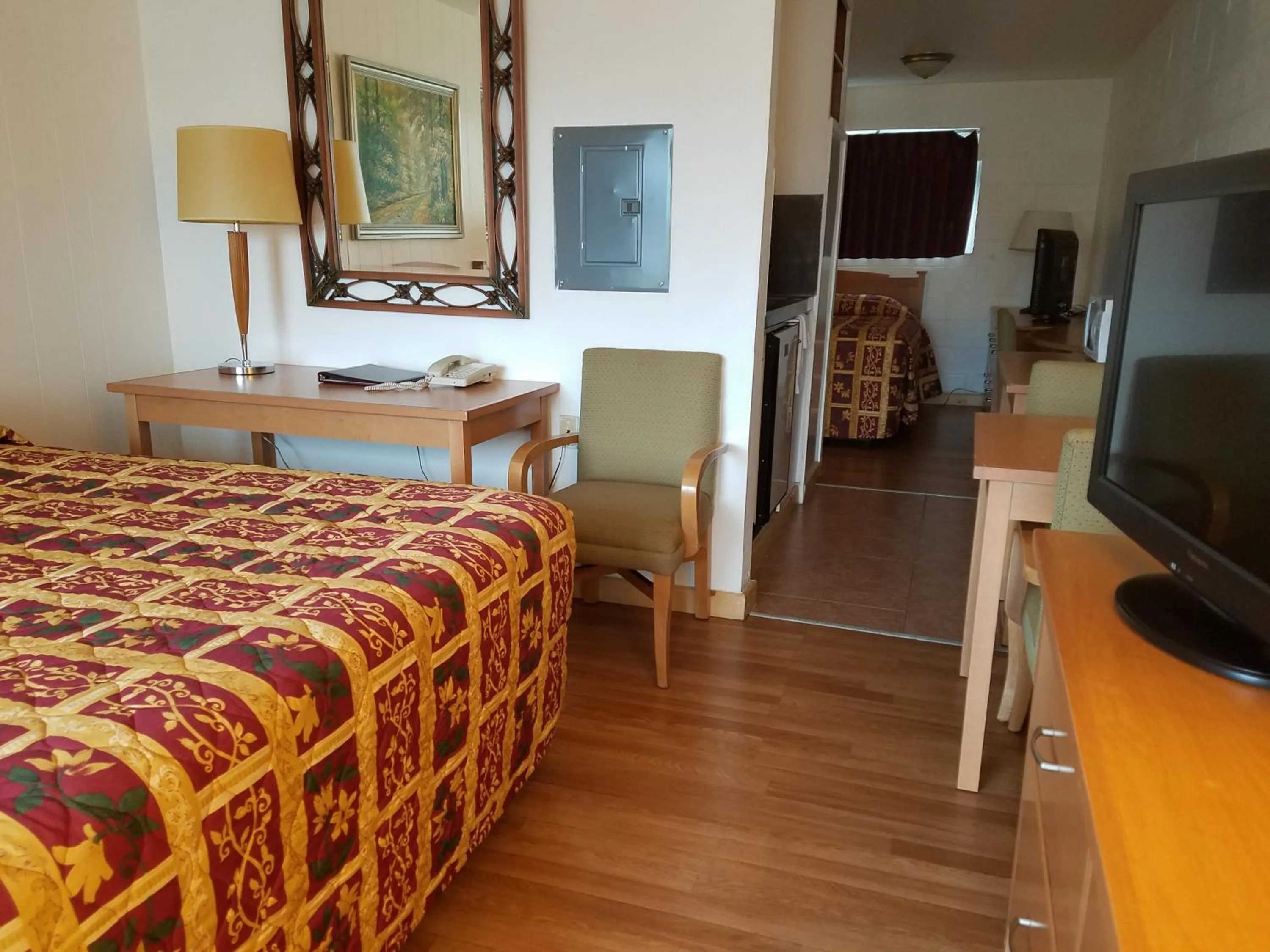 Living room, Bed in San Juan Motel