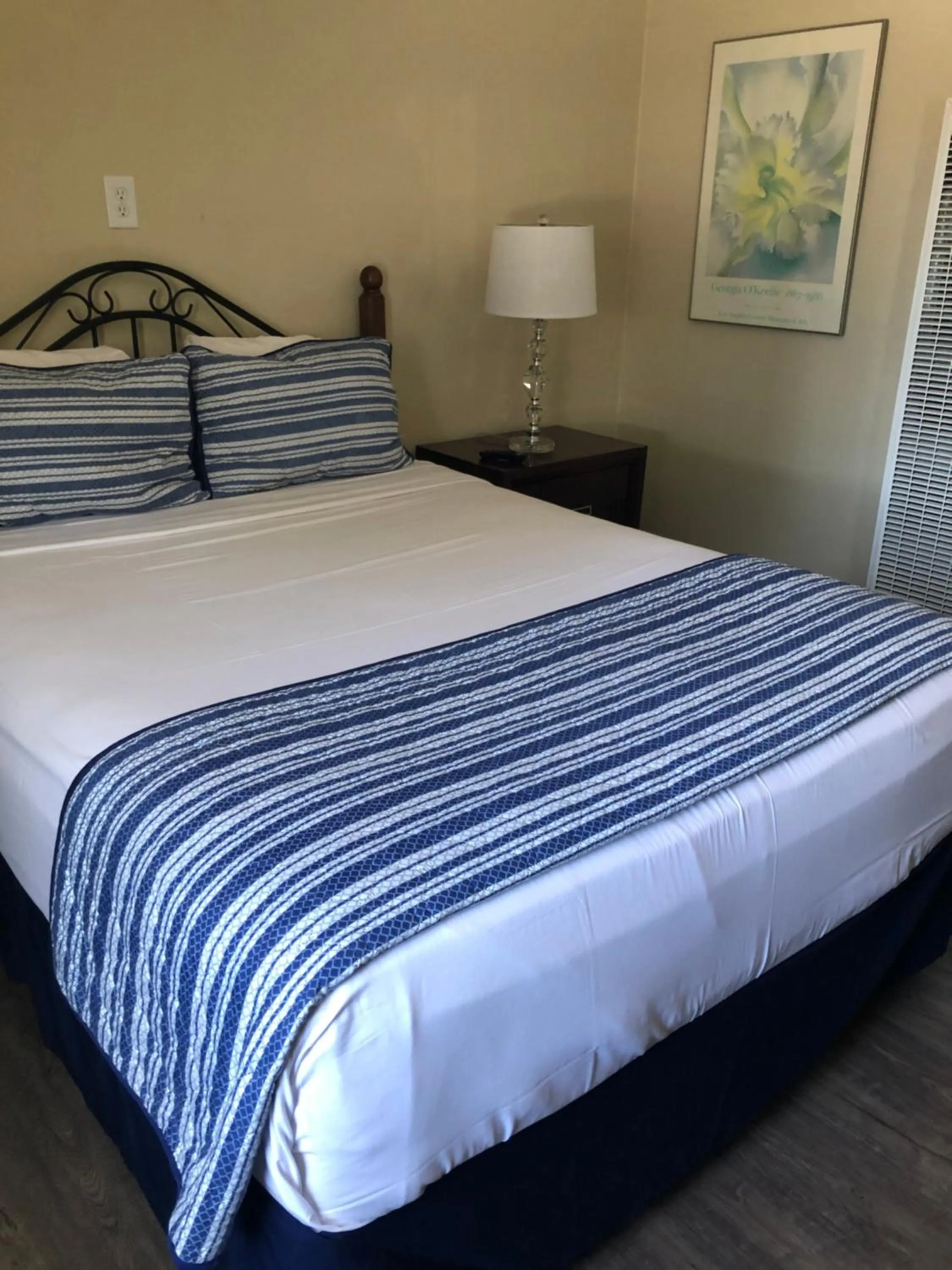 Bed in Rest Haven Motel