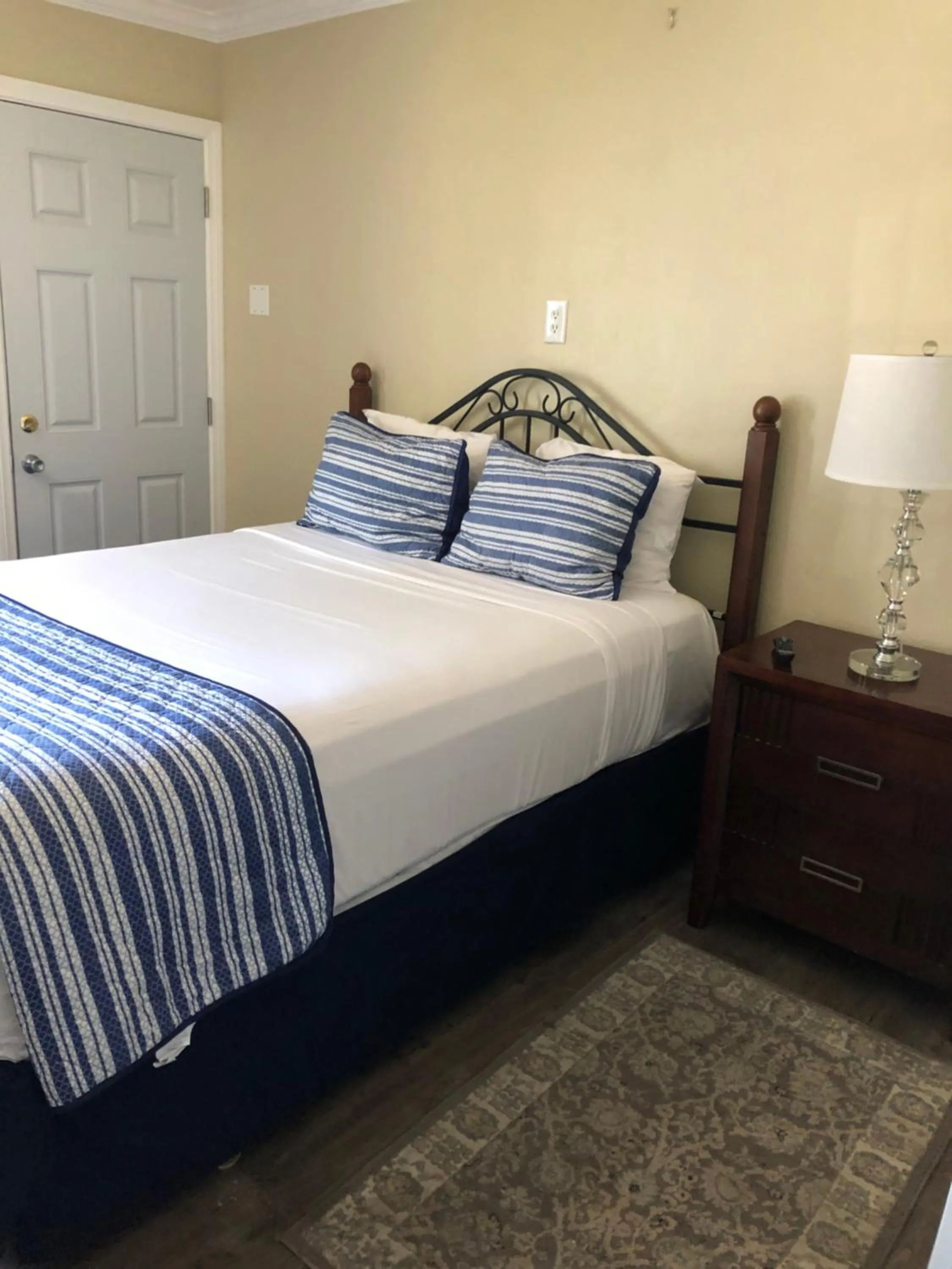 Bed in Rest Haven Motel